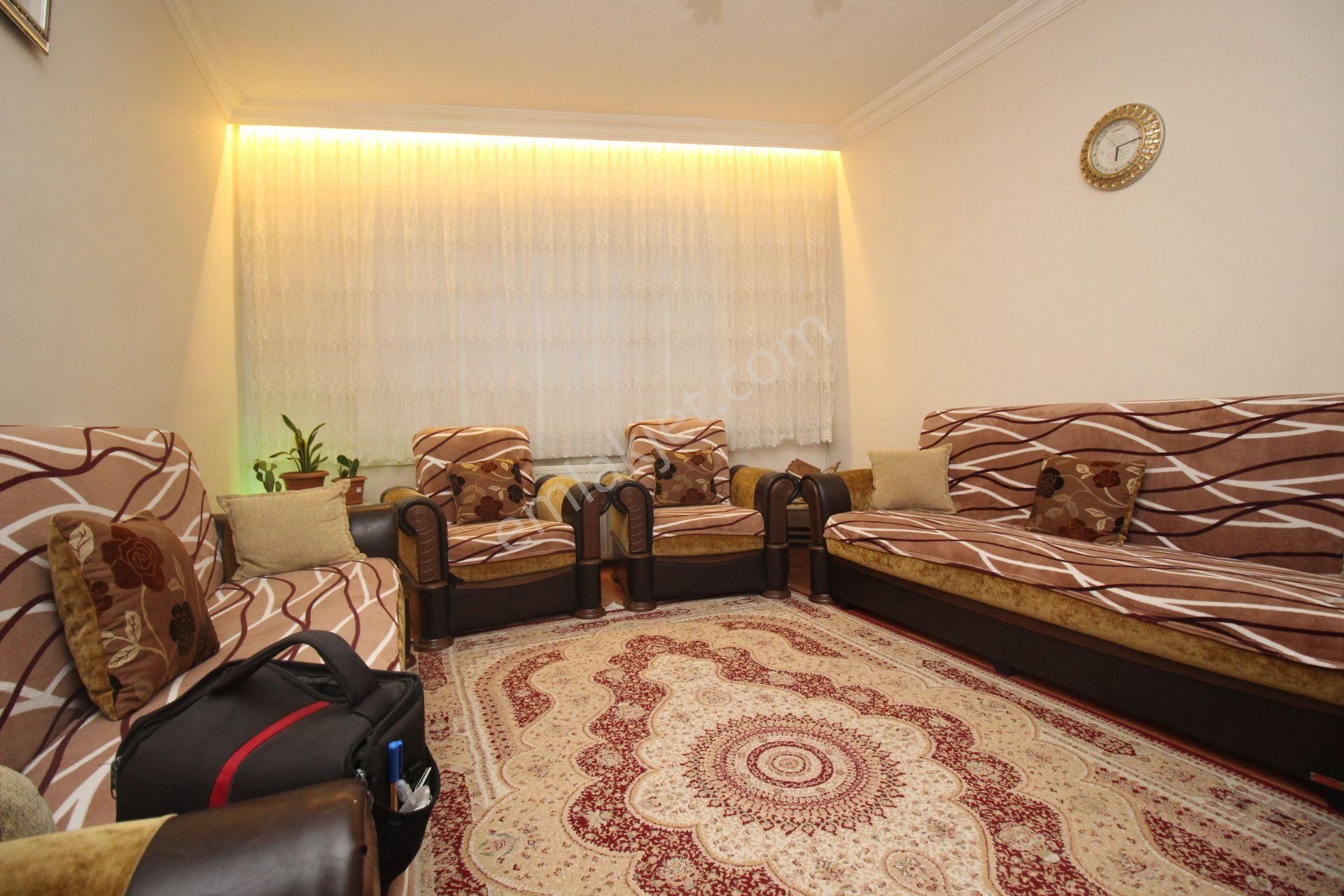 Emre Emlak'tan Alsancak'da Muhteşem Konumda Ön Cephe Satılık 2+1 Daire - Görsel 3