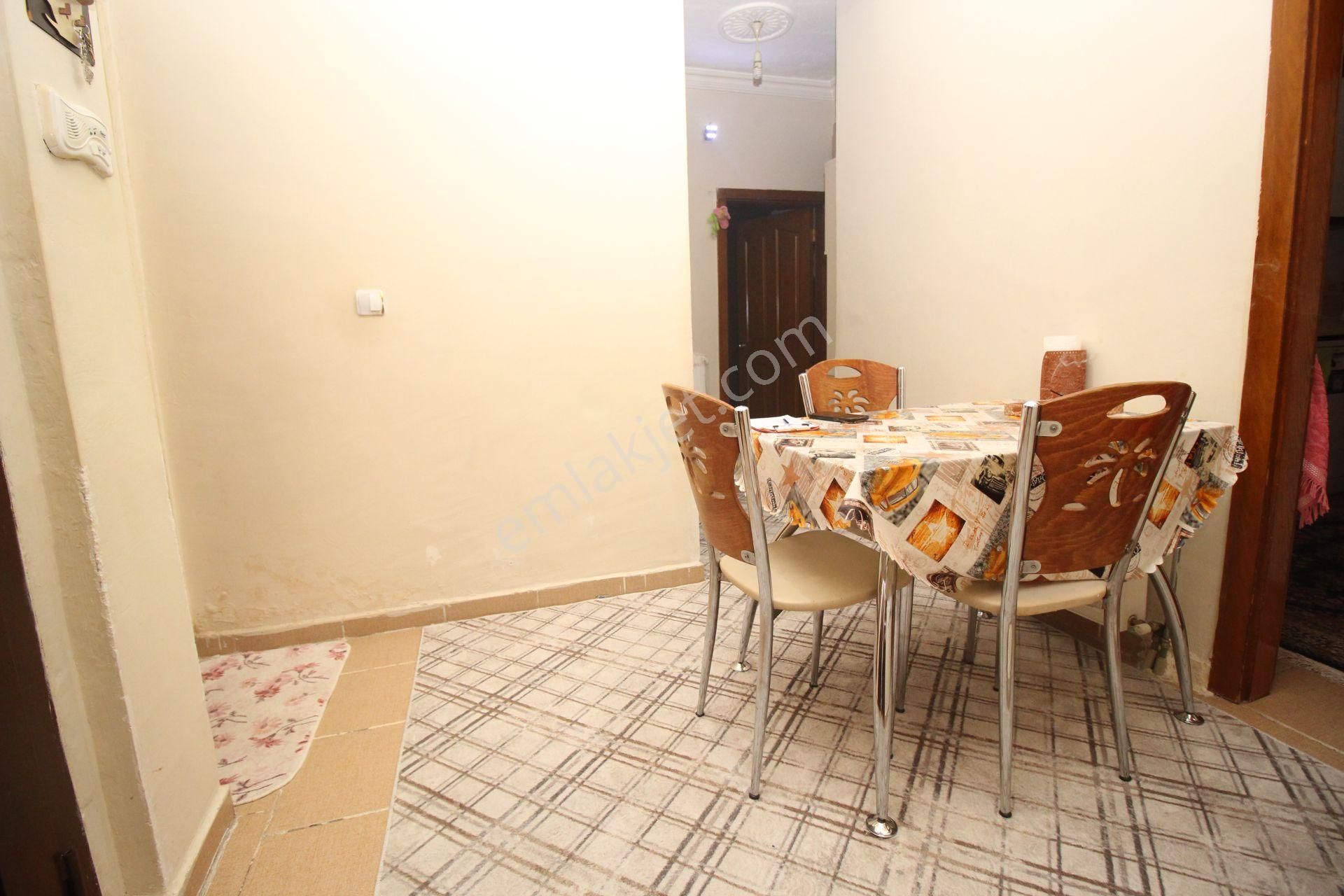 Emre Emlak'tan Alsancak'da Muhteşem Konumda Ön Cephe Satılık 2+1 Daire - Görsel 18