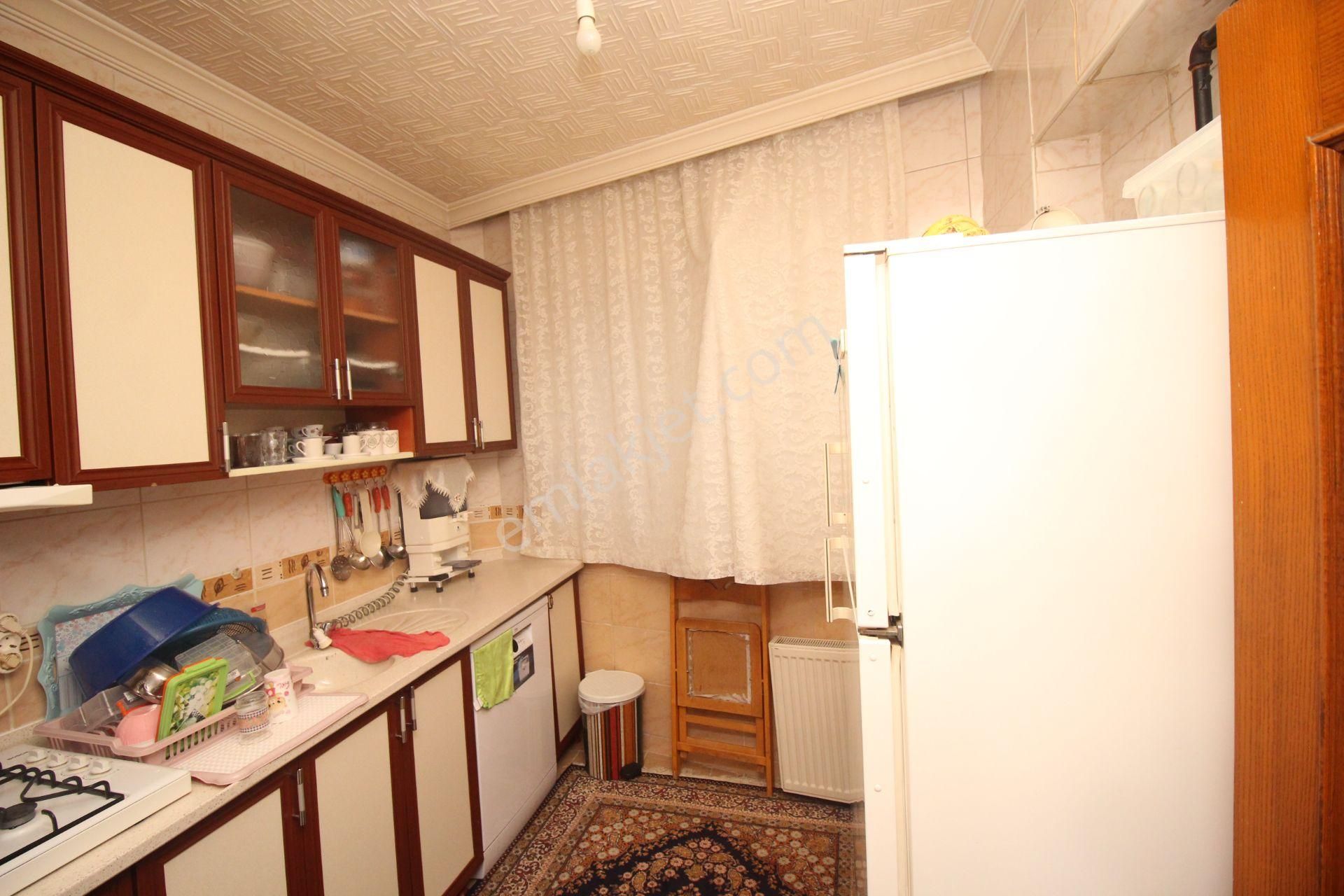 Emre Emlak'tan Alsancak'da Muhteşem Konumda Ön Cephe Satılık 2+1 Daire - Görsel 8