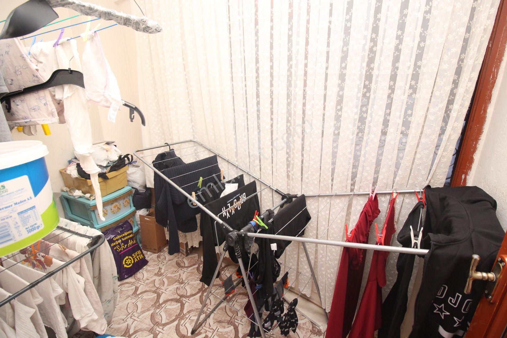 Emre Emlak'tan Alsancak'da Muhteşem Konumda Ön Cephe Satılık 2+1 Daire - Görsel 12