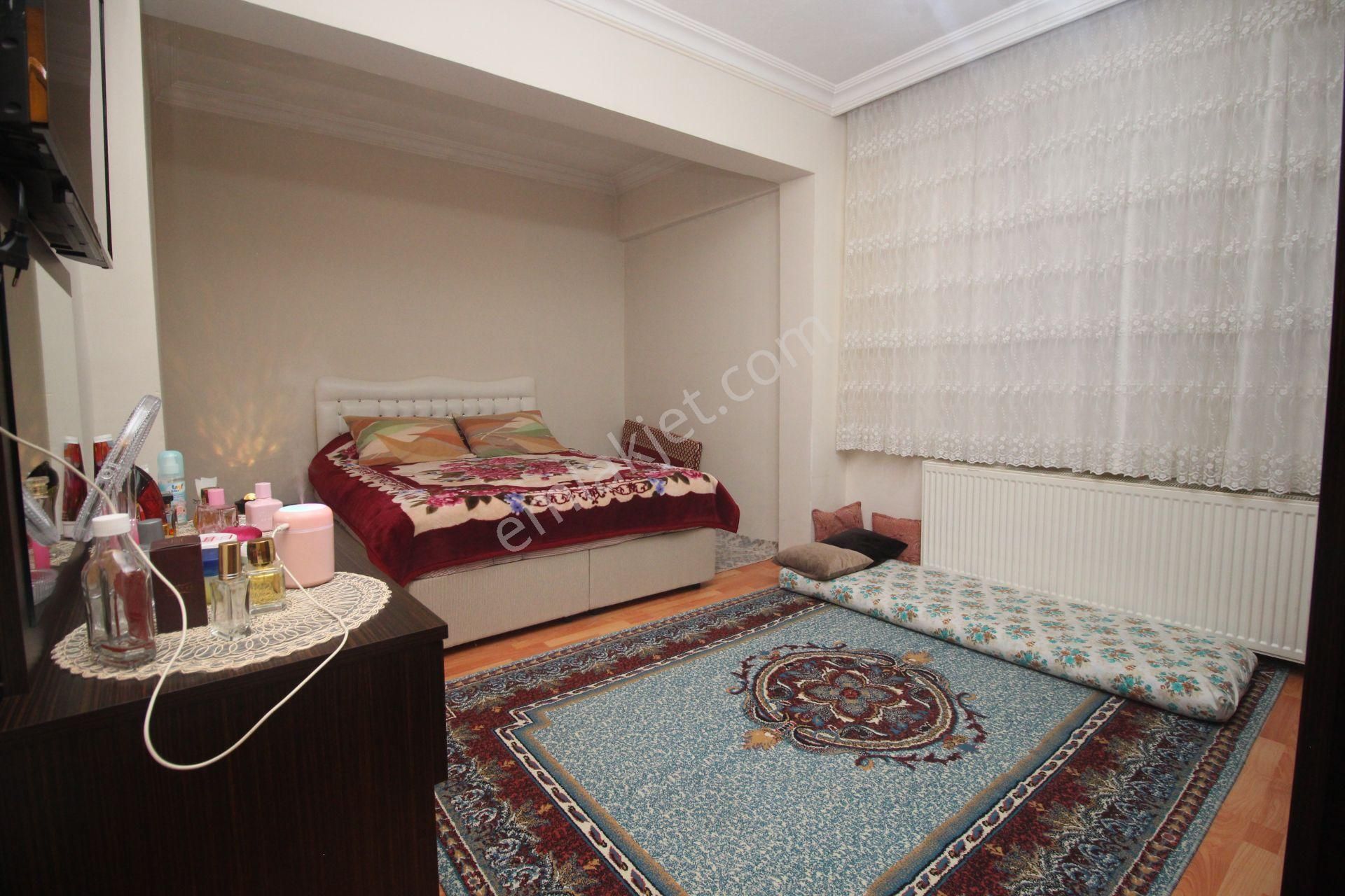 Emre Emlak'tan Alsancak'da Muhteşem Konumda Ön Cephe Satılık 2+1 Daire - Görsel 9