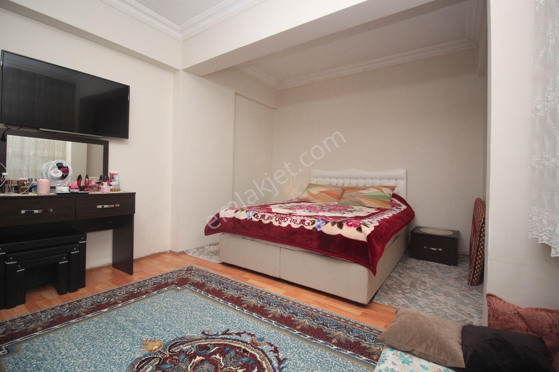 Emre Emlak'tan Alsancak'da Muhteşem Konumda Ön Cephe Satılık 2+1 Daire - Görsel 10