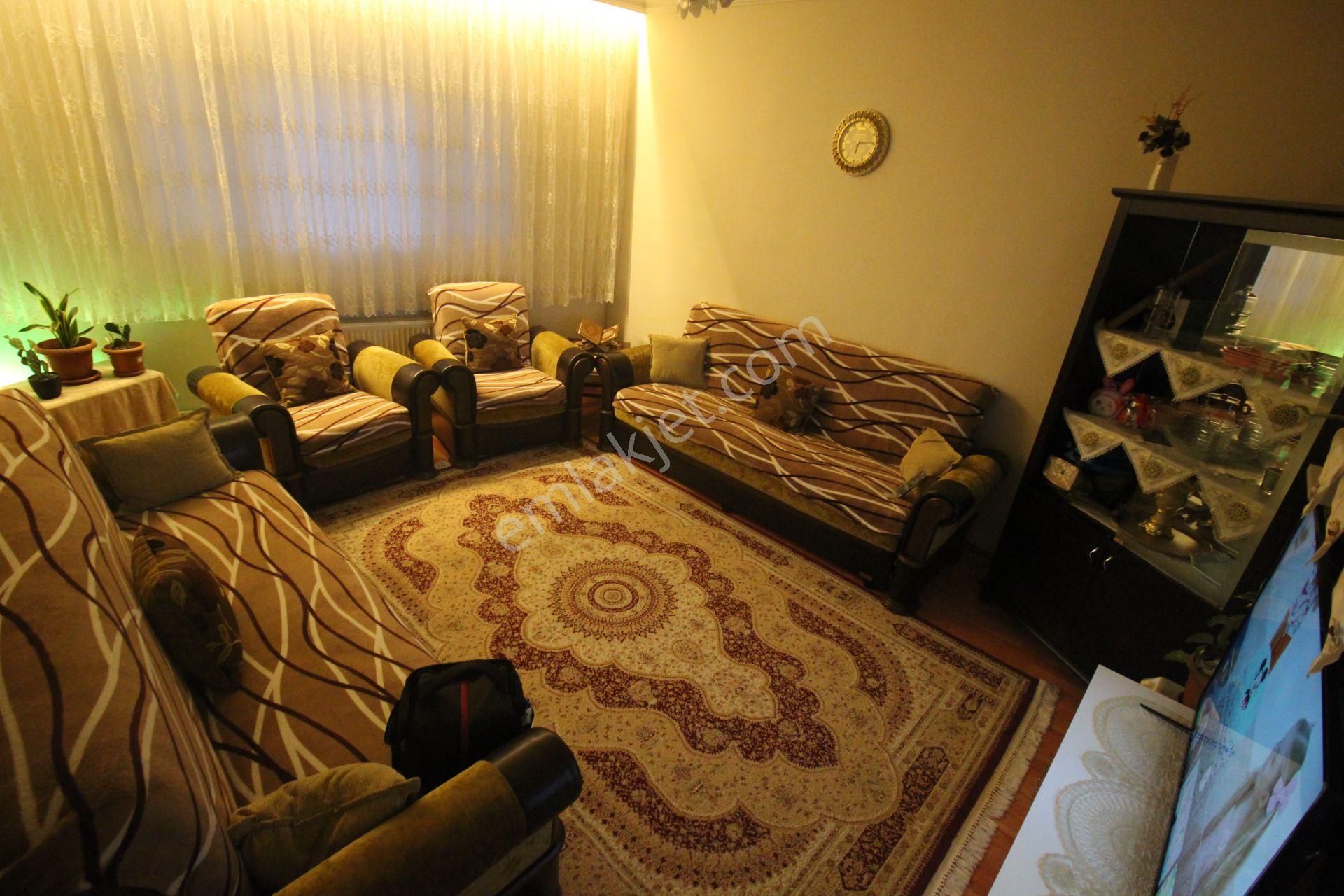 Emre Emlak'tan Alsancak'da Muhteşem Konumda Ön Cephe Satılık 2+1 Daire - Görsel 4