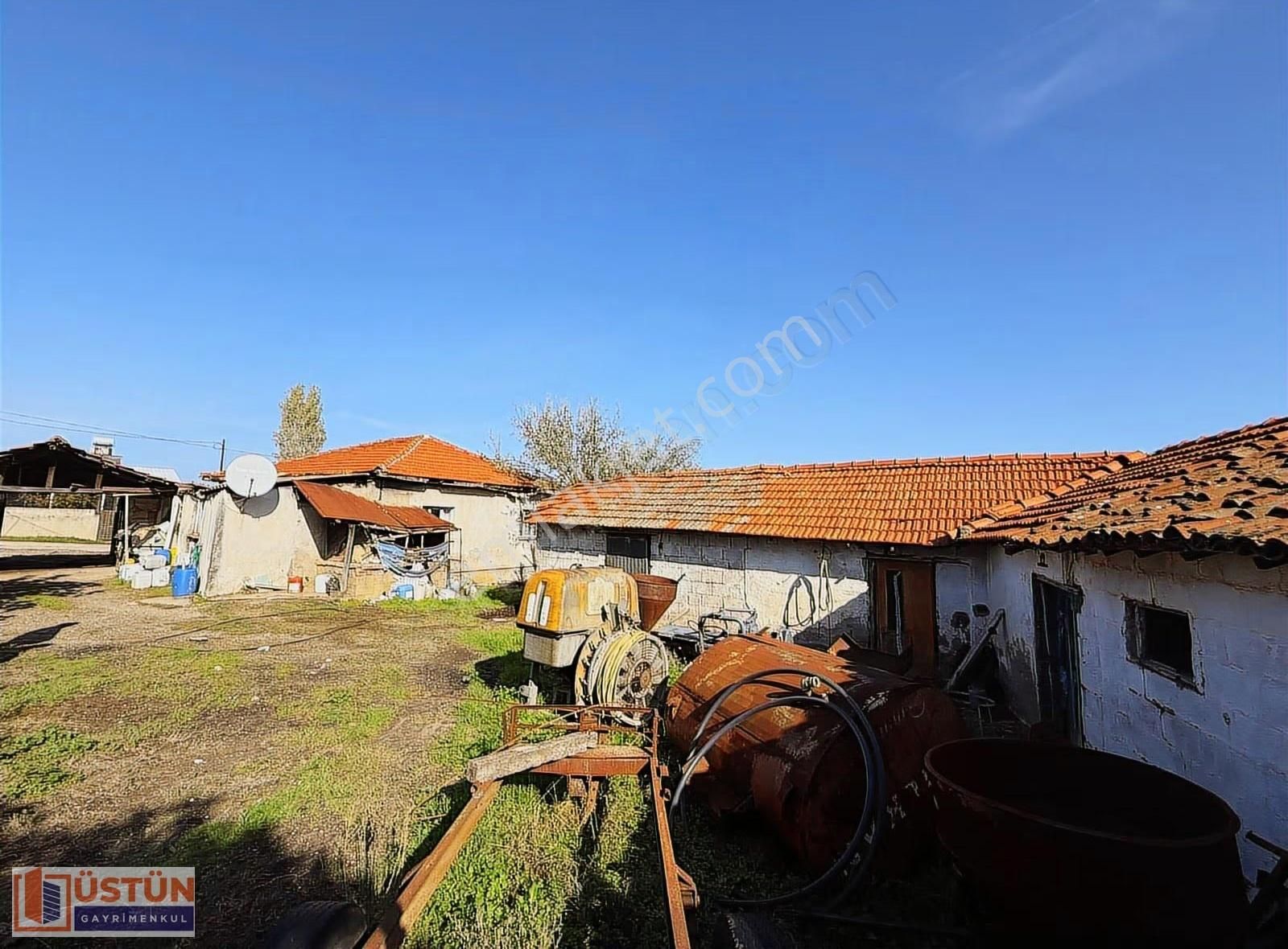 **denize Yakın Zeytin Ağaçları Bulunan 814m2 Alana Sahip Köy Evi