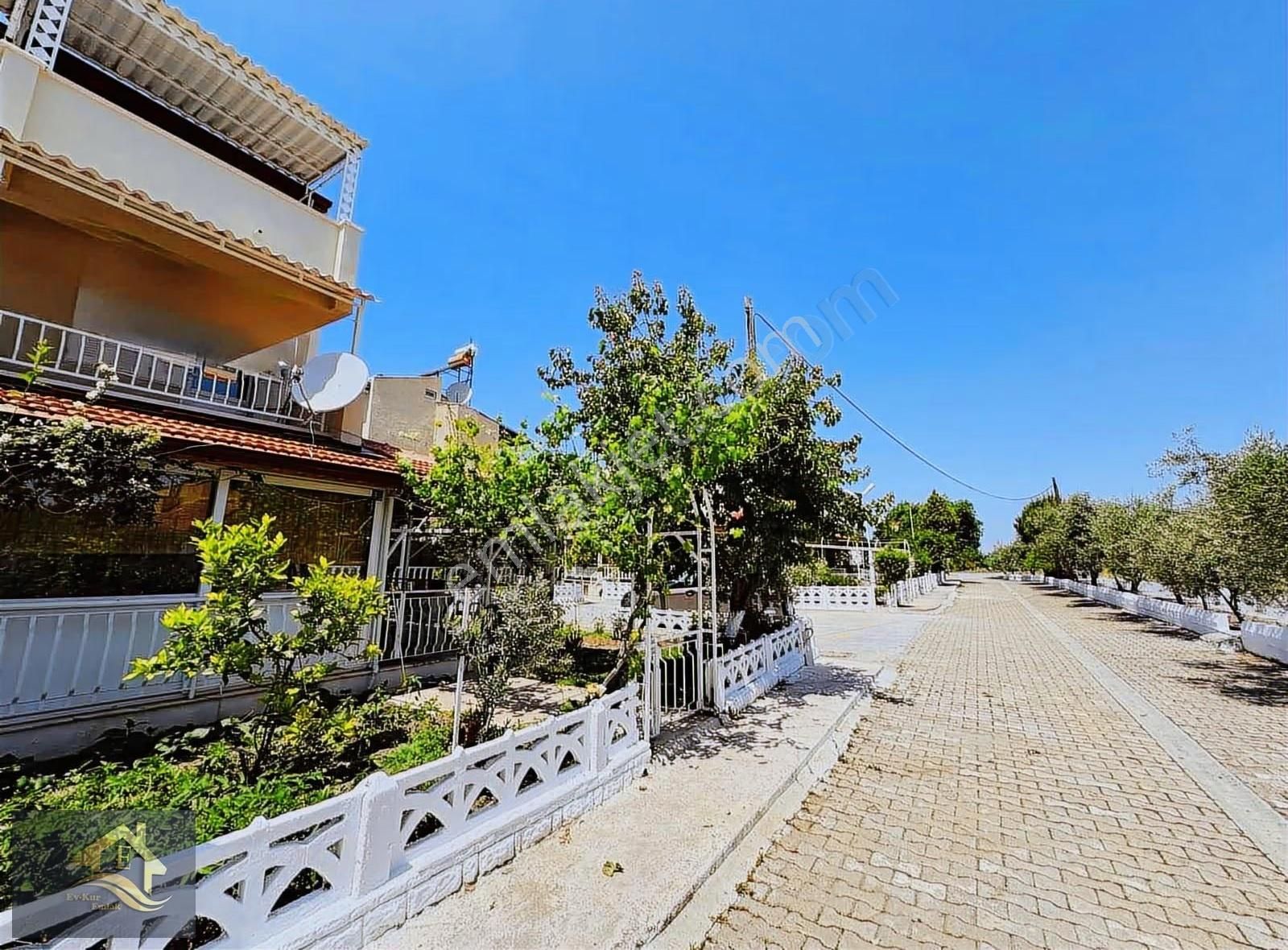 Kuşadası Davutlar'da Plaja 650 Mt Köşe Konum Satılık 4+1 Yazlık