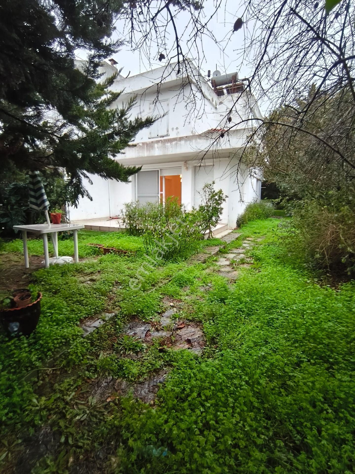 Çeşme Ilıca Plajı'na Yürüme Mesafesinde (600m),bahçeli 3+1 Villa