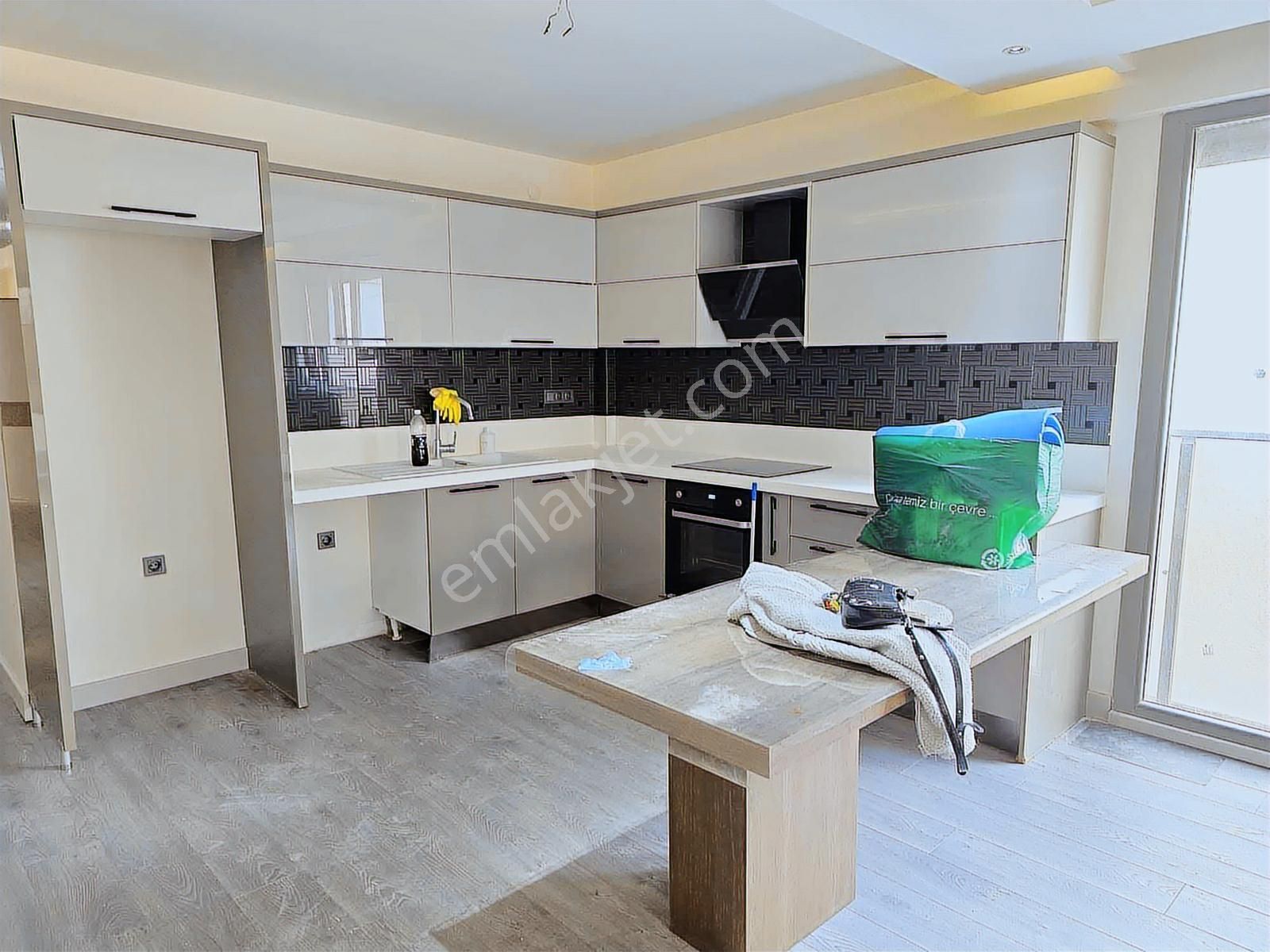 Kuşadası Merkezi Konumda Satılık Havuzlu Site İçerisinde Daire