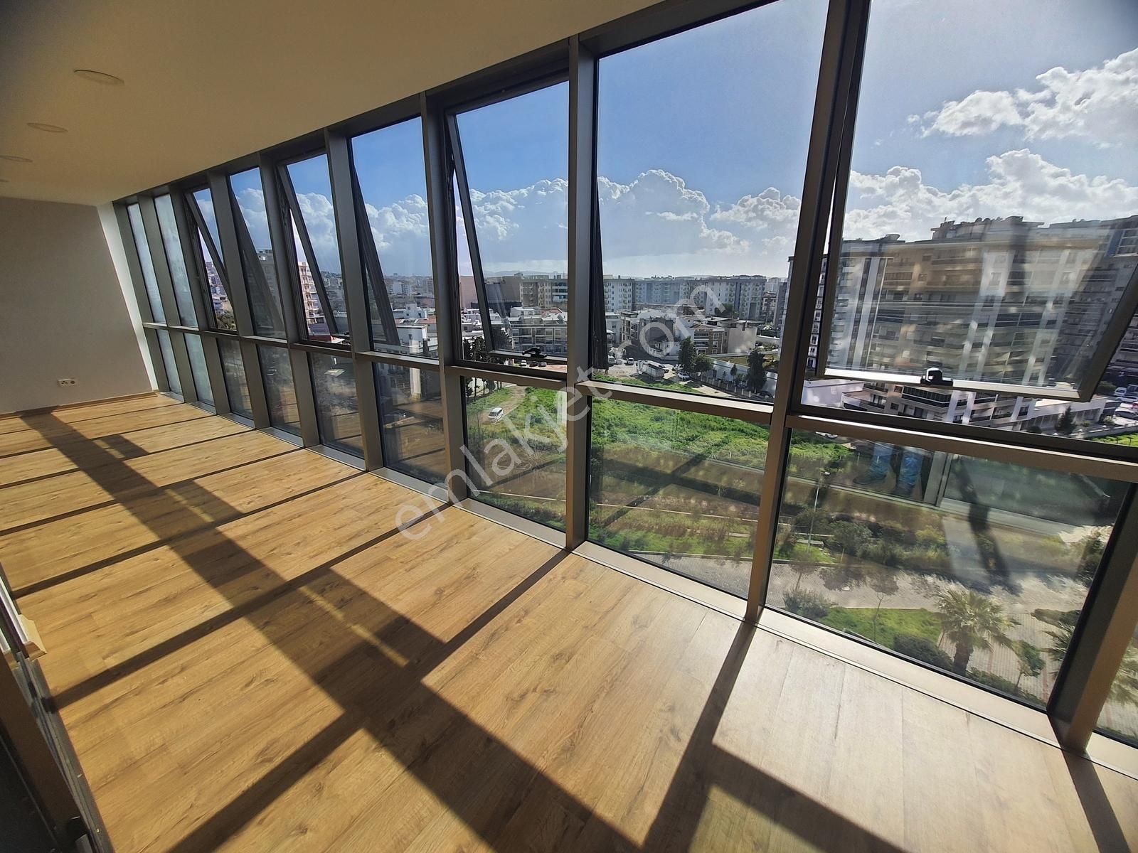 Karşıyaka Aypark Residence Sitesinde Manzaralı Satılık Daire