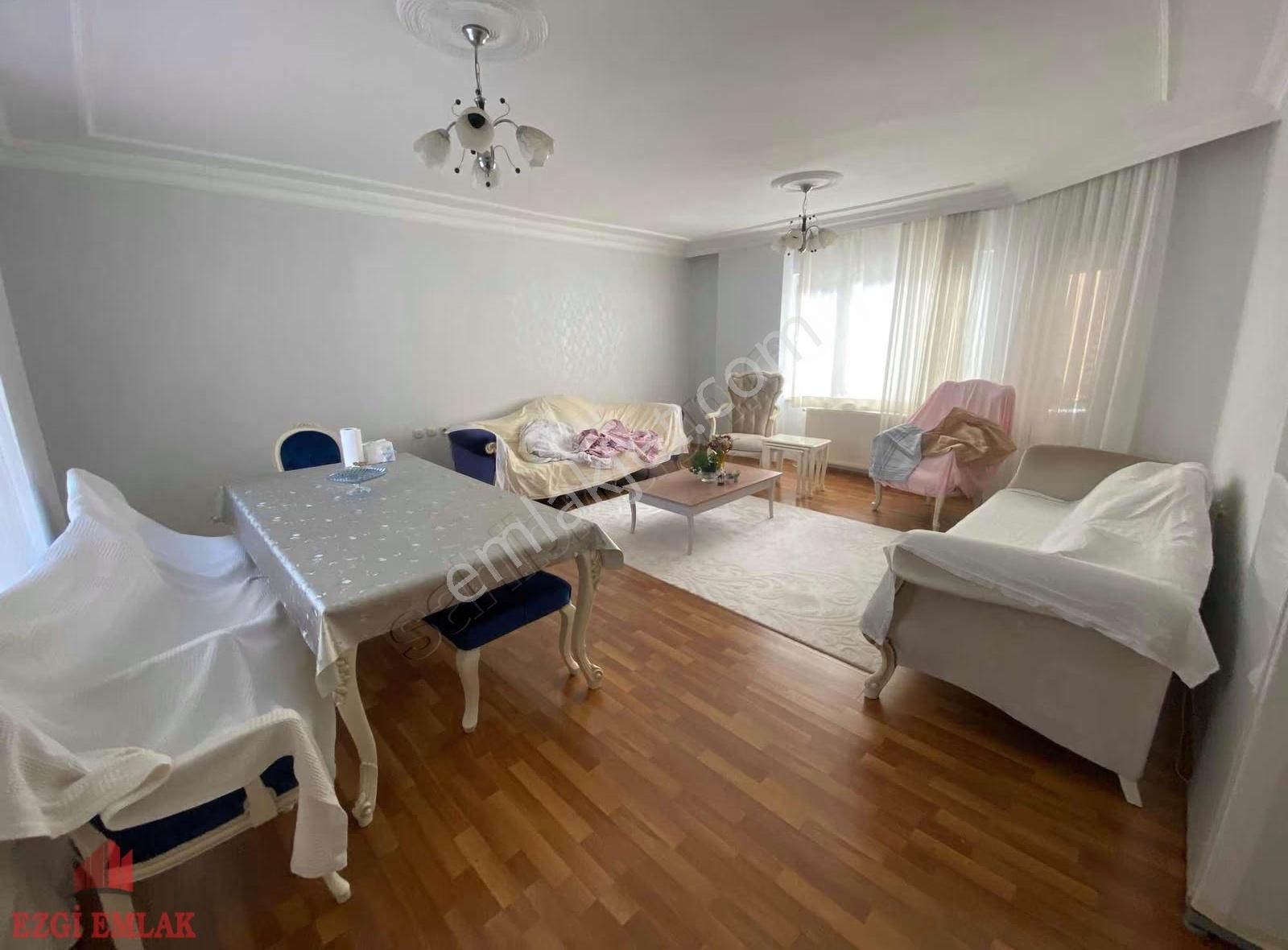 Karataş Merkezde Satılık 3+1 Geniş Daire