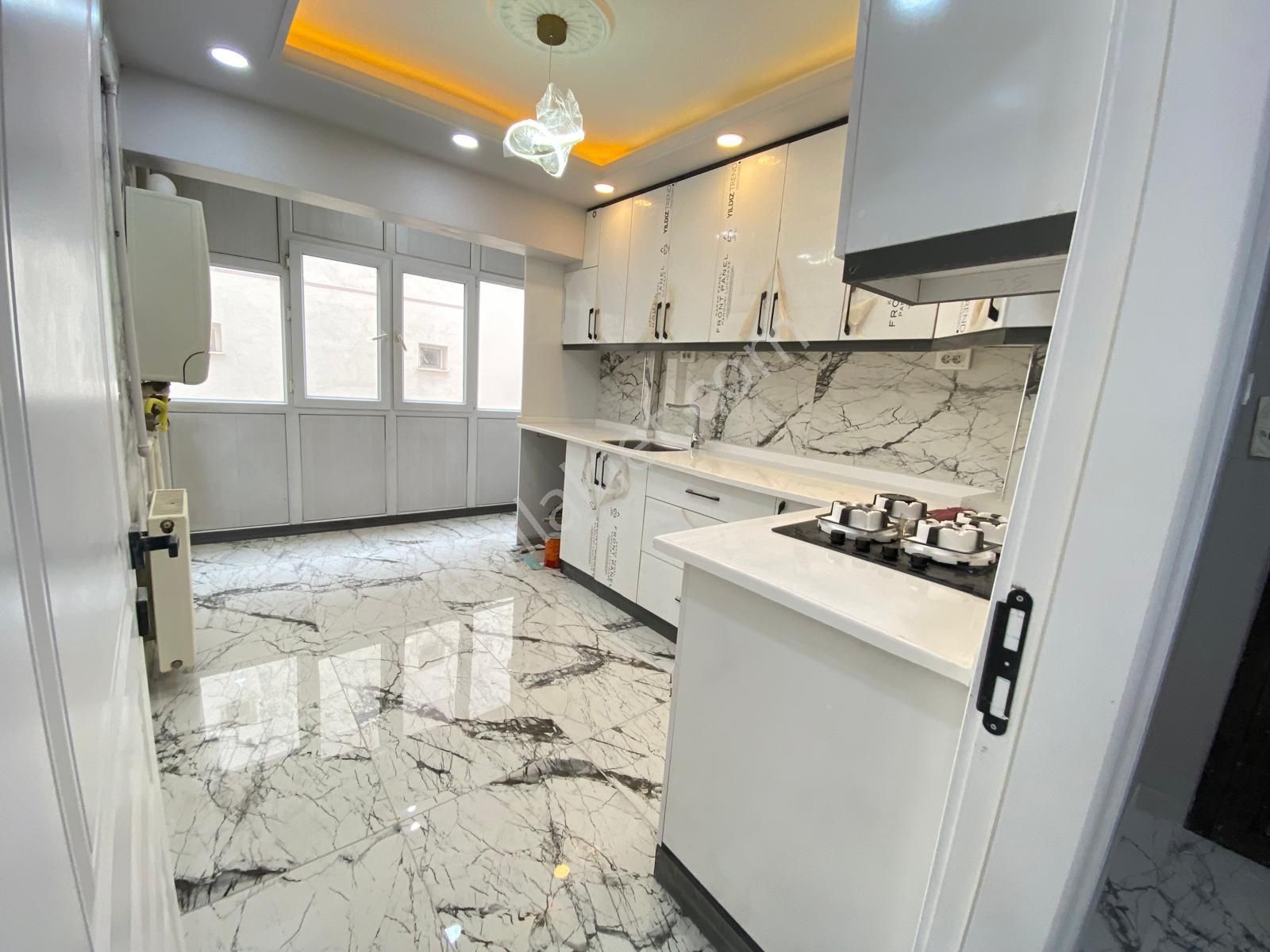 Sincan Tandoğan Mhde Cadde Üzerinde Ara Kat Full+full Yapılı 3+1 Harika Konumda Daire