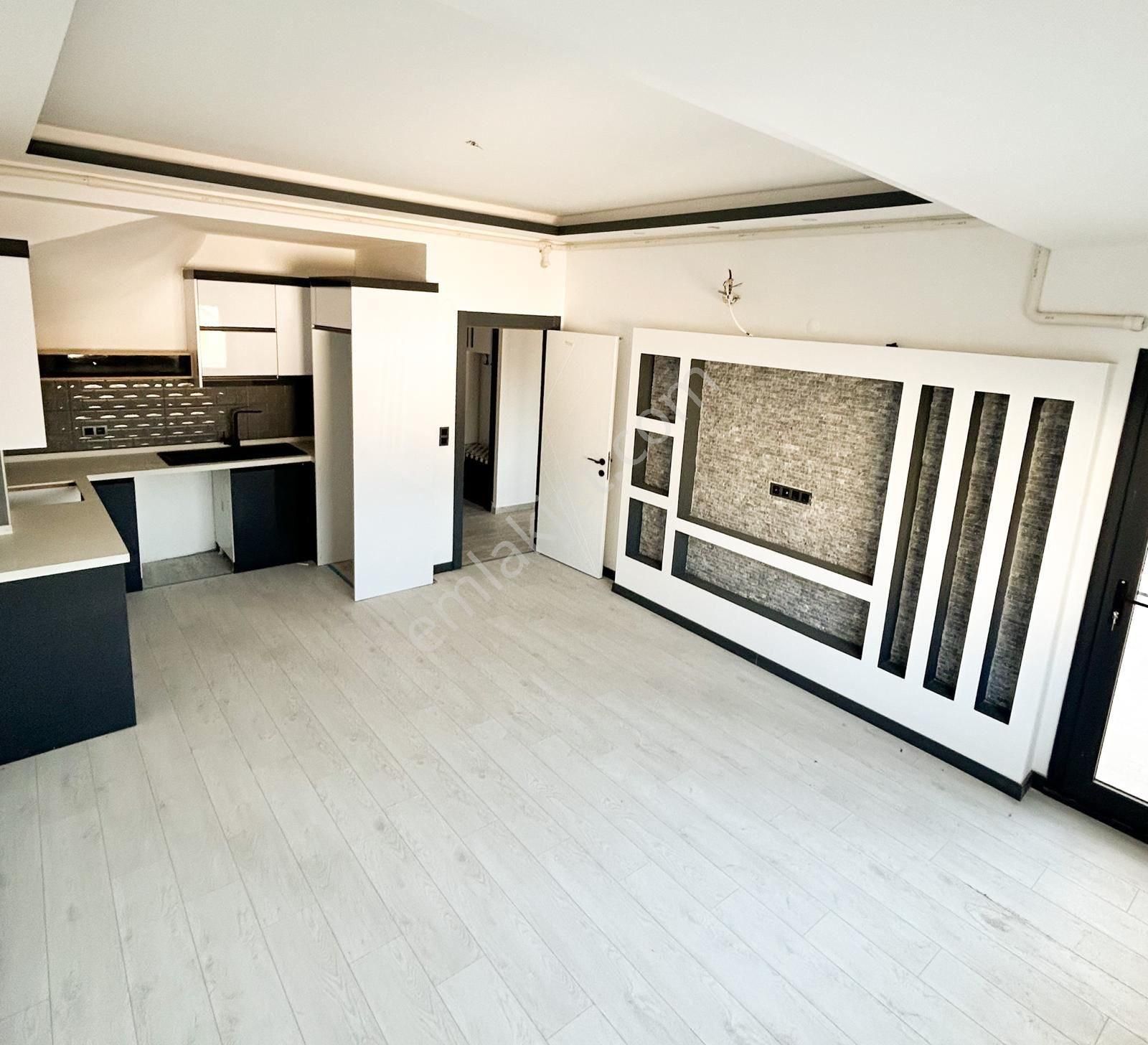 Kuşadası'nda Deniz Manzaralı Sıfır 3+1 Satılık Çatı Dubleks Daire