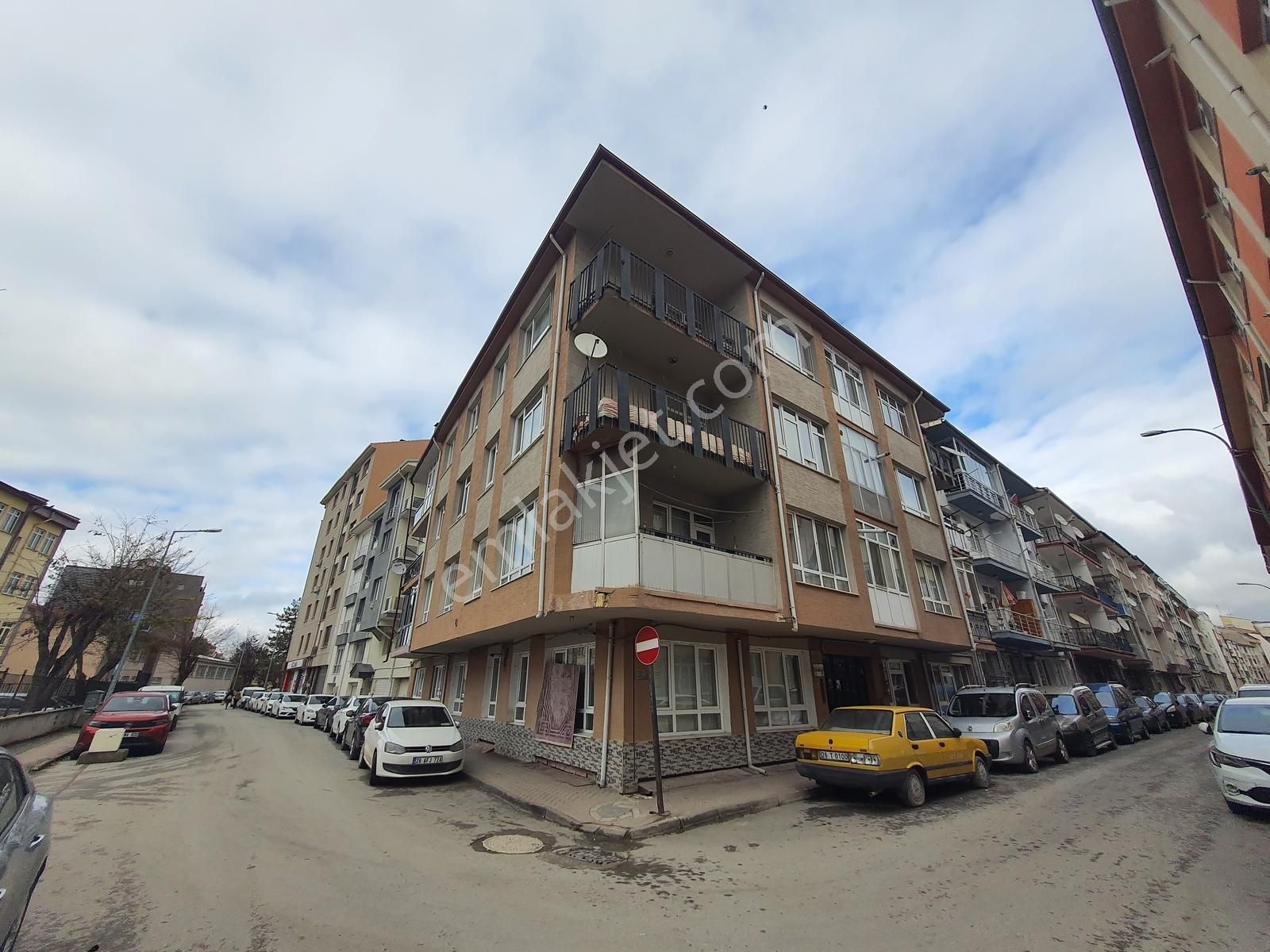 Krunıtyden Milli Zafer İlköğretim Okulu Karşısı 3+1kiralık Daire