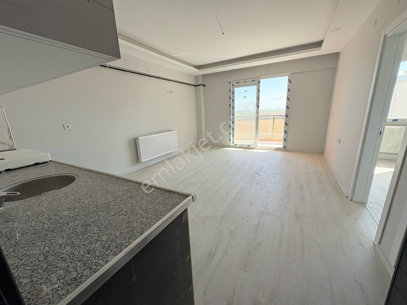 Seyrek Havuzlu Sitede Satılık Büyük Tip 1+1 Balkonlu Daire