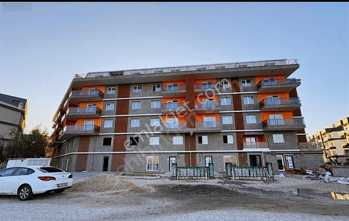 Seyrek Havuzlu Sitede Satılık Büyük Tip 1+1 Balkonlu Daire - Görsel 2