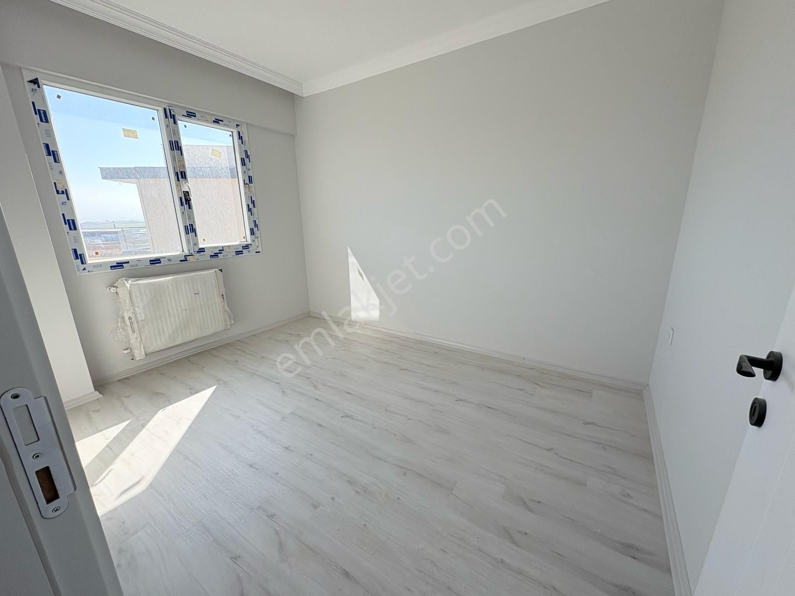 Seyrek Havuzlu Sitede Satılık Büyük Tip 1+1 Balkonlu Daire - Görsel 8