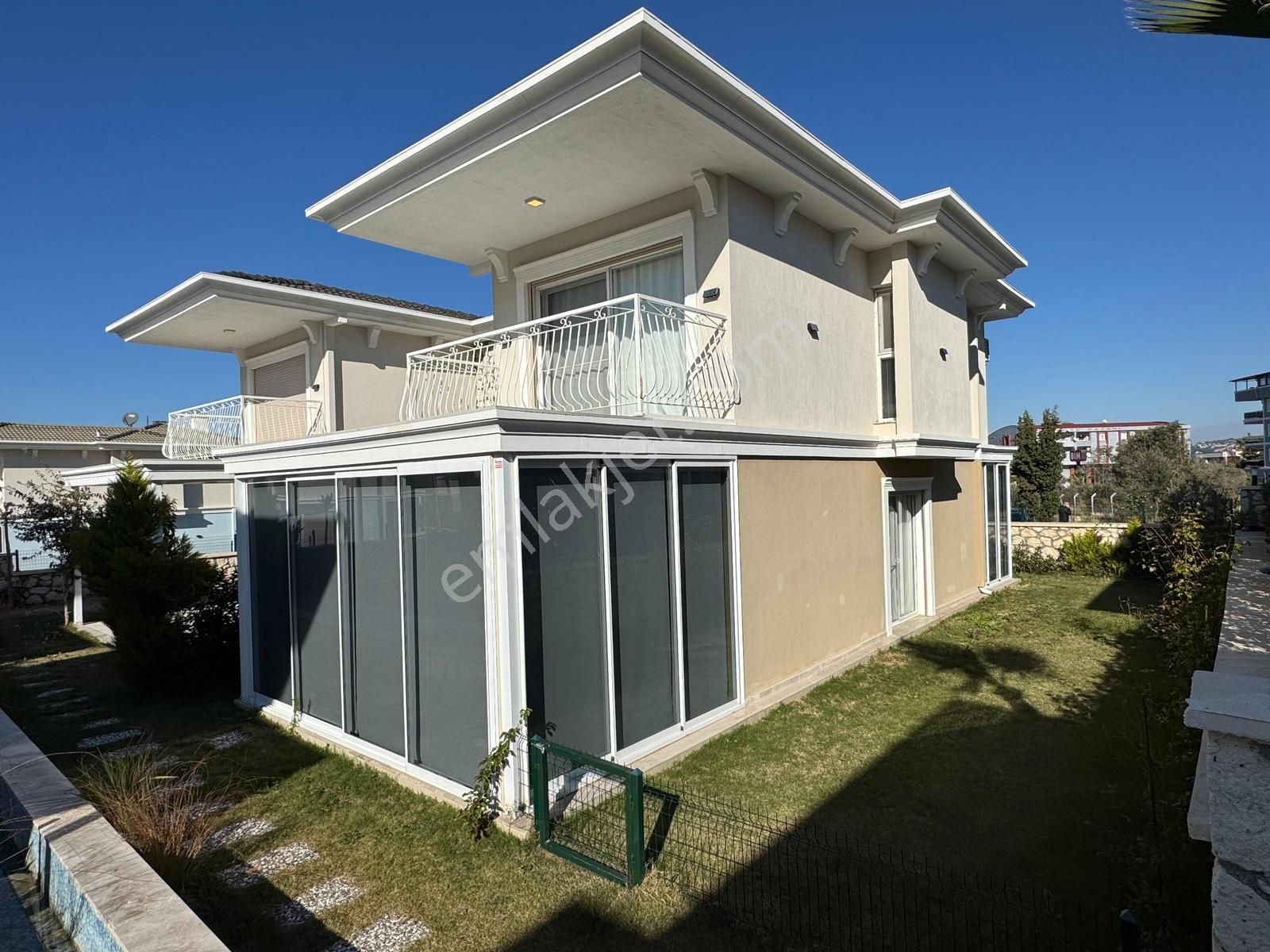 Termal Havuzlu Sitede Satılık 3+1 Villa