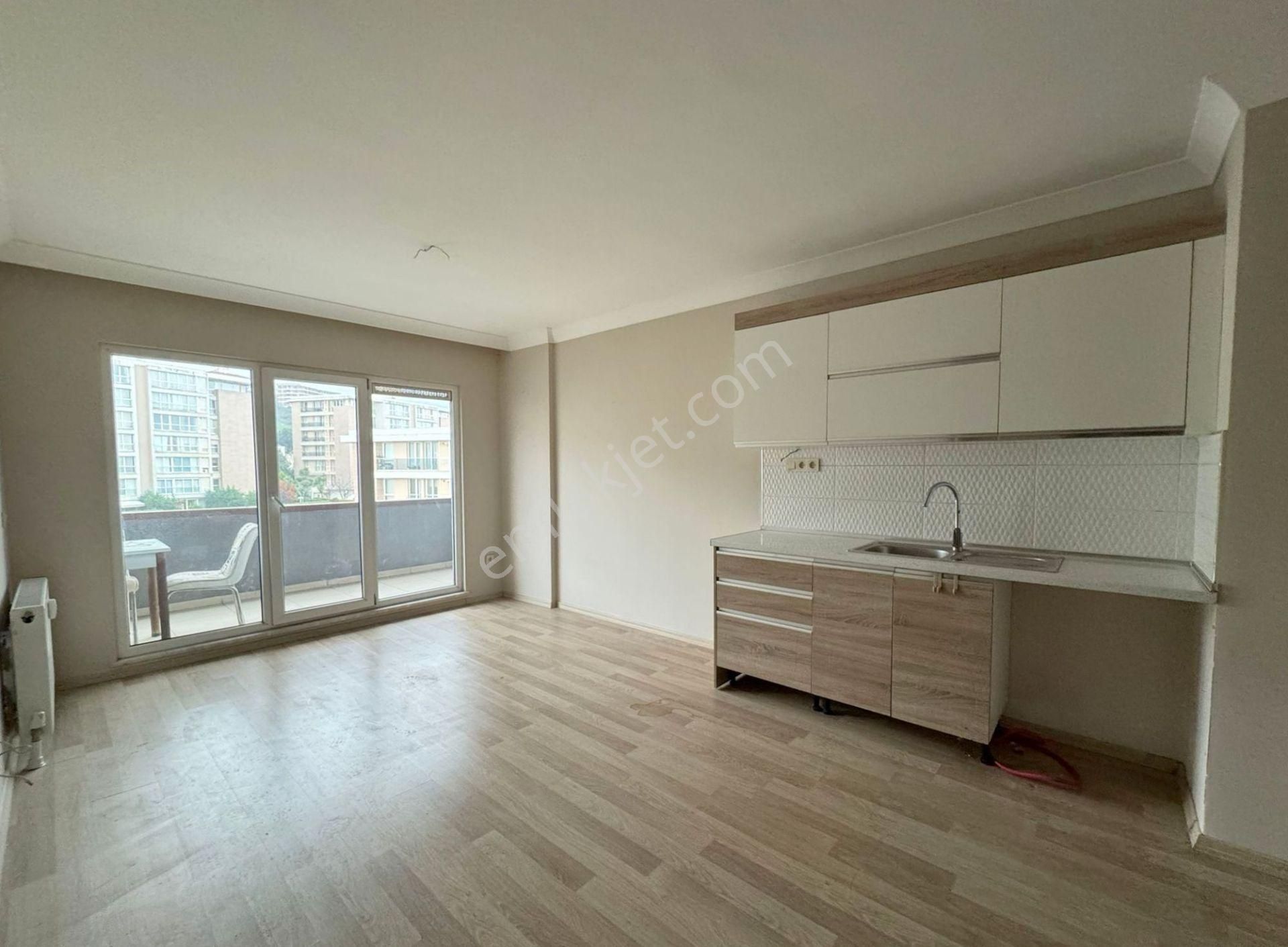 Mertcan'dan Havuzlu Güvenlikli Sitede Balkonlu Ara Kat Lüks 1+1