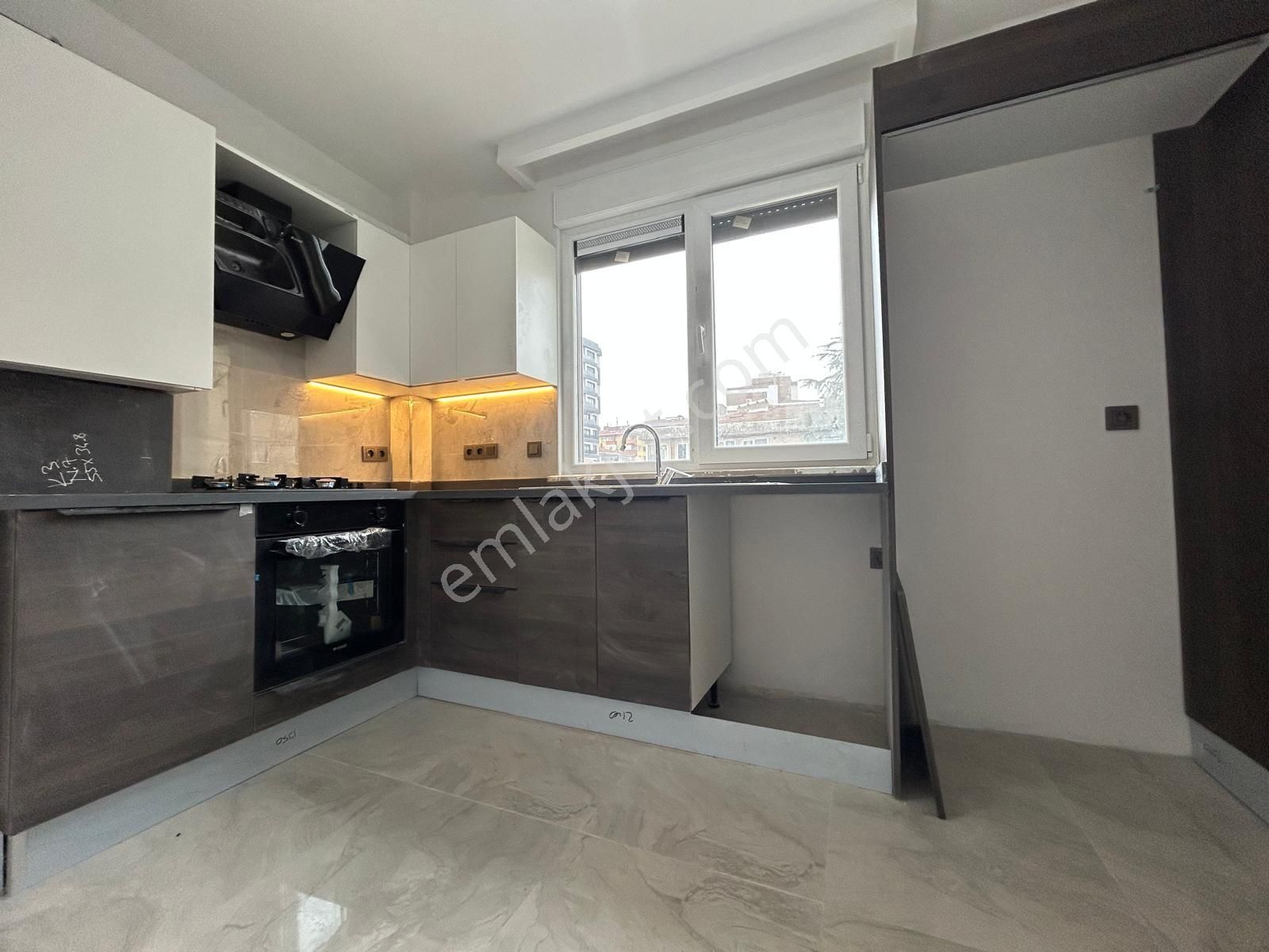 Kozyatağın'da Prestijli Bina Da Sıfır Balkonlu Net 70m2 2+1 - Görsel 7