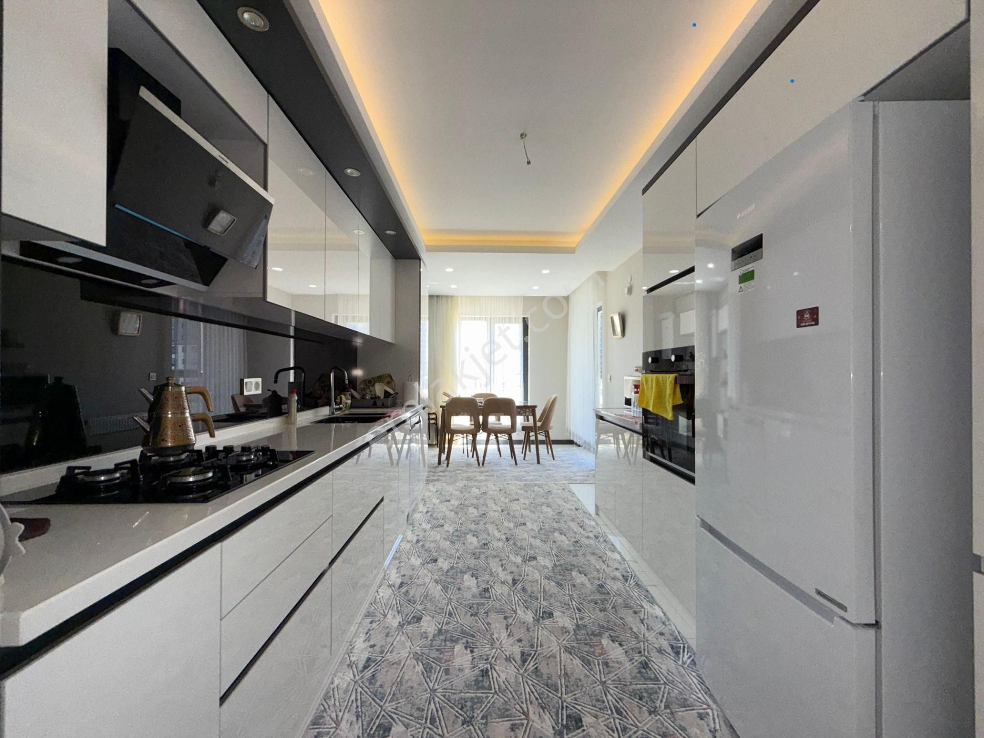 Nasip Emlak'tan Satılık 4+1 Site İçerisinde Kpl. Otoparklı Daire