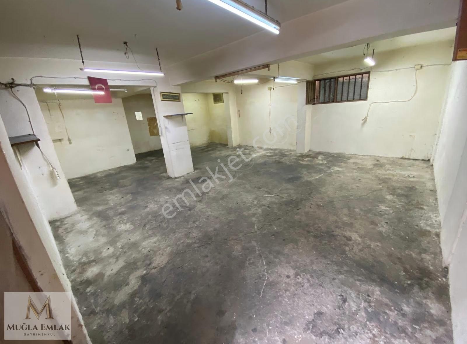 Muğla Emlaktan Merkez Mah.70m Lavabolu Depo Dükkan