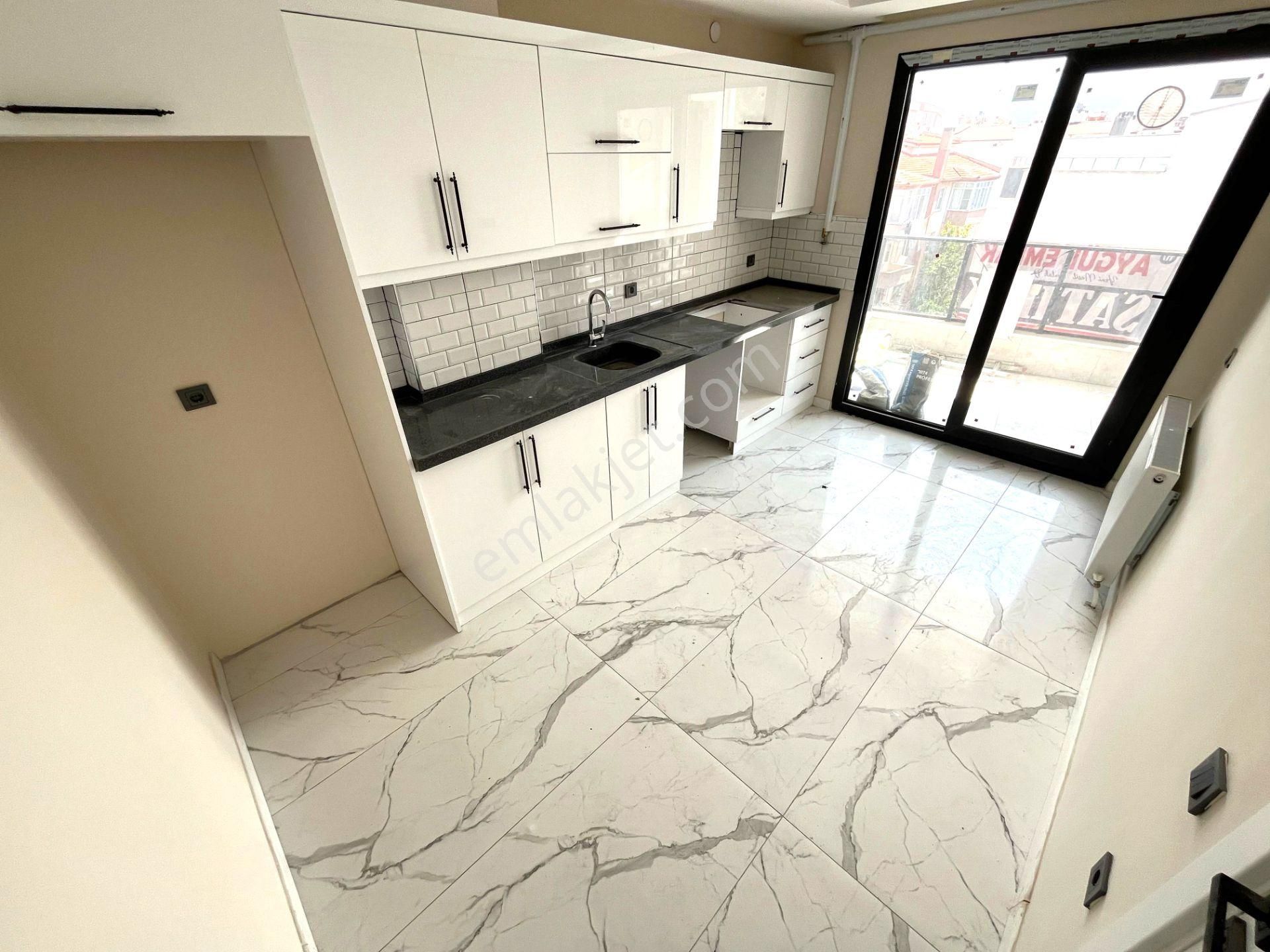 Aygül'den Burhaniye Merkez'de Ön Cephe Ayrı Mutfak Doğalgazlı Teraslı Asansörlü 3+1 Satılık Dubleks - Görsel 3