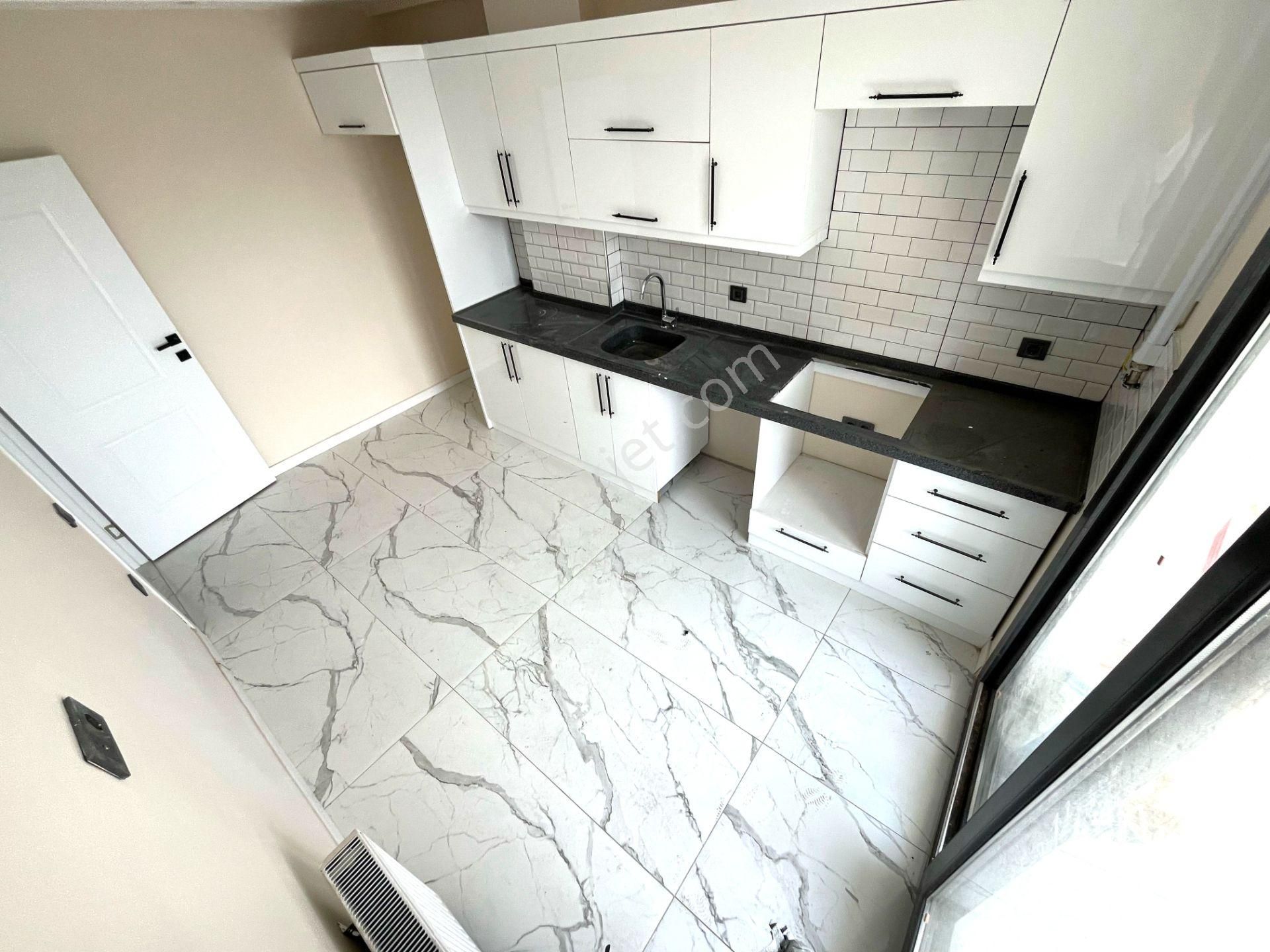 Aygül'den Burhaniye Merkez'de Ön Cephe Ayrı Mutfak Doğalgazlı Teraslı Asansörlü 3+1 Satılık Dubleks - Görsel 2