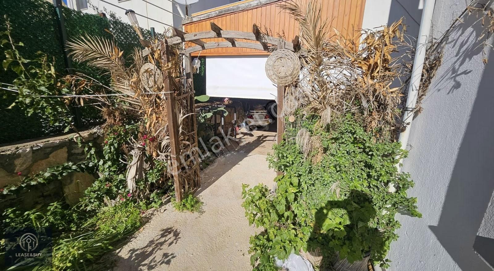 Bitez Gündönümünde 90 M2 Net Alanlı Satılık Bahçe Katı