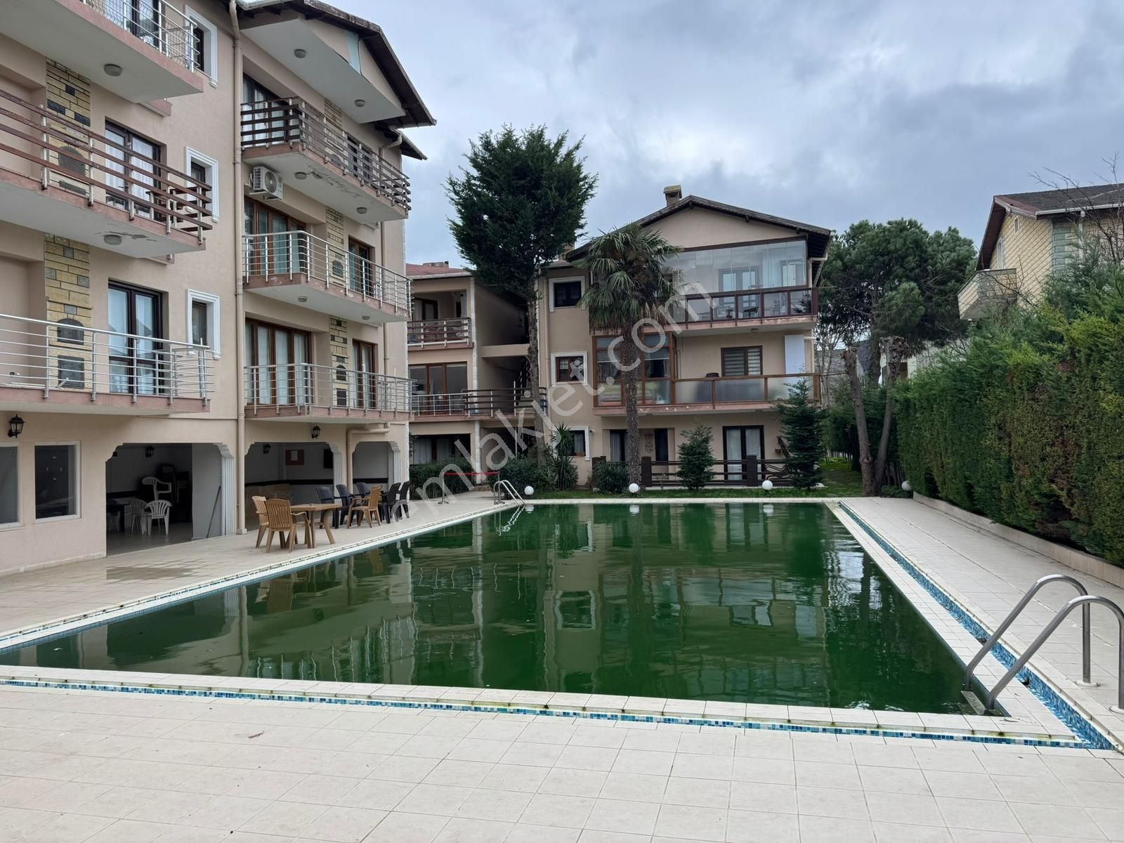 Kumburgazda Lüks Site İçinde Şömineli Havuz Manzaralı 2+1 Daire