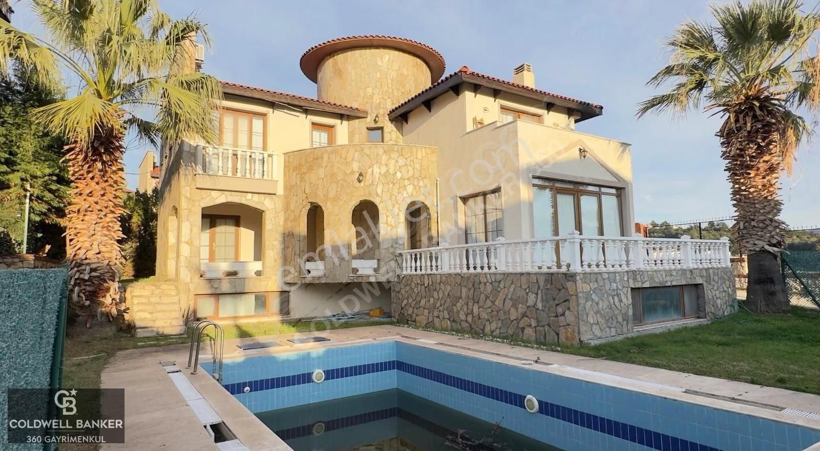 Kuşadası'ında Güvenlikli Site De Müstakil Havuzlu 5+1 Villa