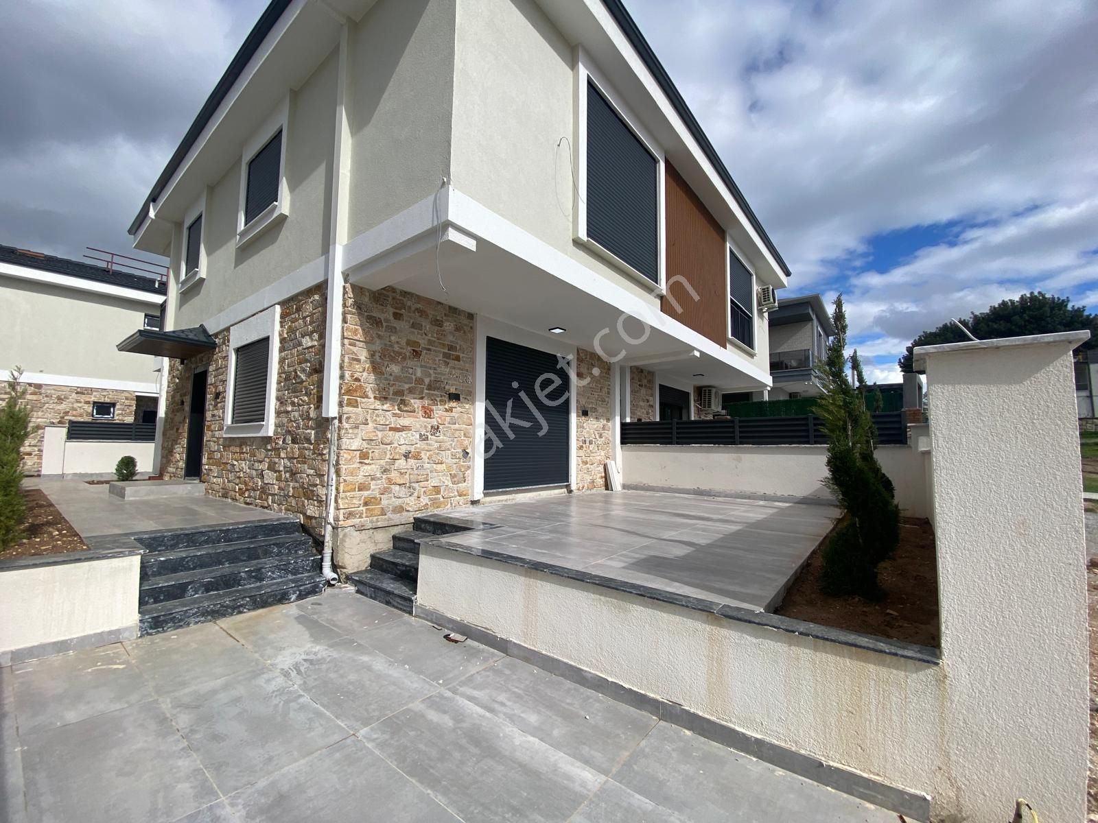 Hisar Mahallesinde Sıfır, Havuzlu, Site İçinde Satılık Villa