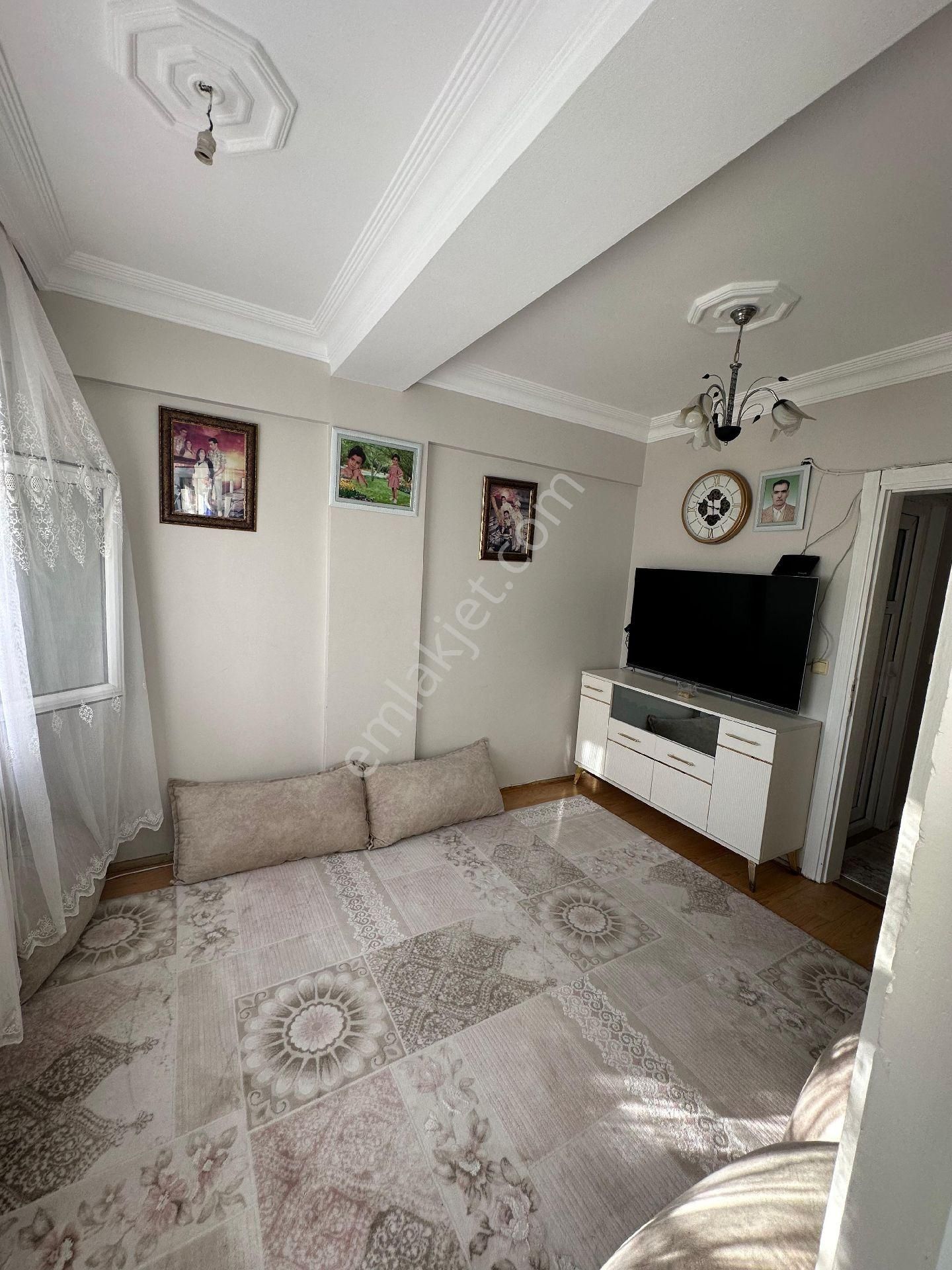 Küçükçekmece Kanarya Mah. Satılık Ön Cephe 70 M2 2+1 Y.giriş - Görsel 2