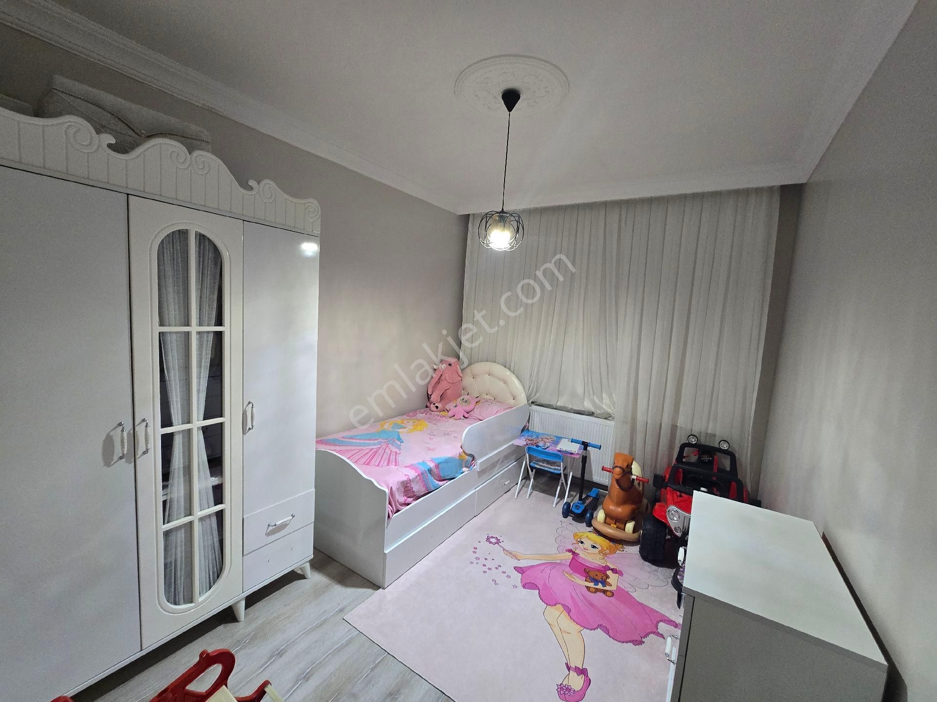 Akçe'den Merkezi Lokasyon Full Bakımlı 3 Katlı Müstakil Ev - Görsel 12