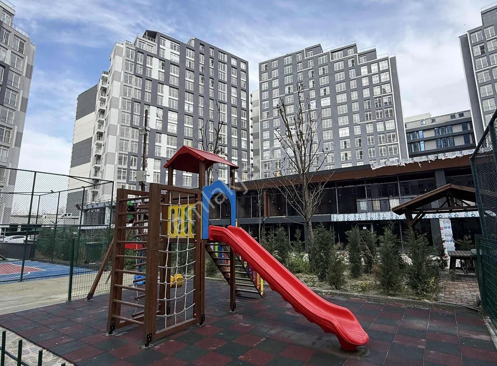 Metrobüse 5 Dk Oturuma Hazır Havuz Güvenlik Otopark 1+1 Daire