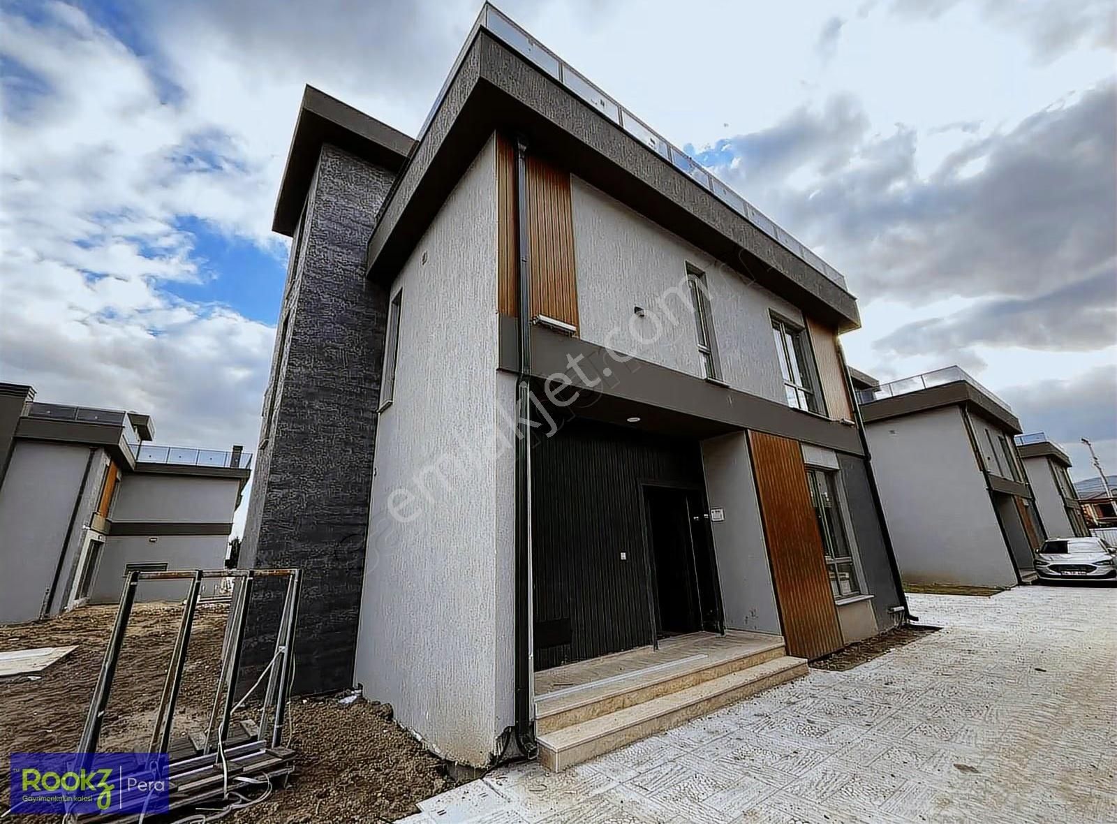 Serdivan Aralık Satılık Havuzlu Lüks Site İçi 4+1 Villa - Görsel 2