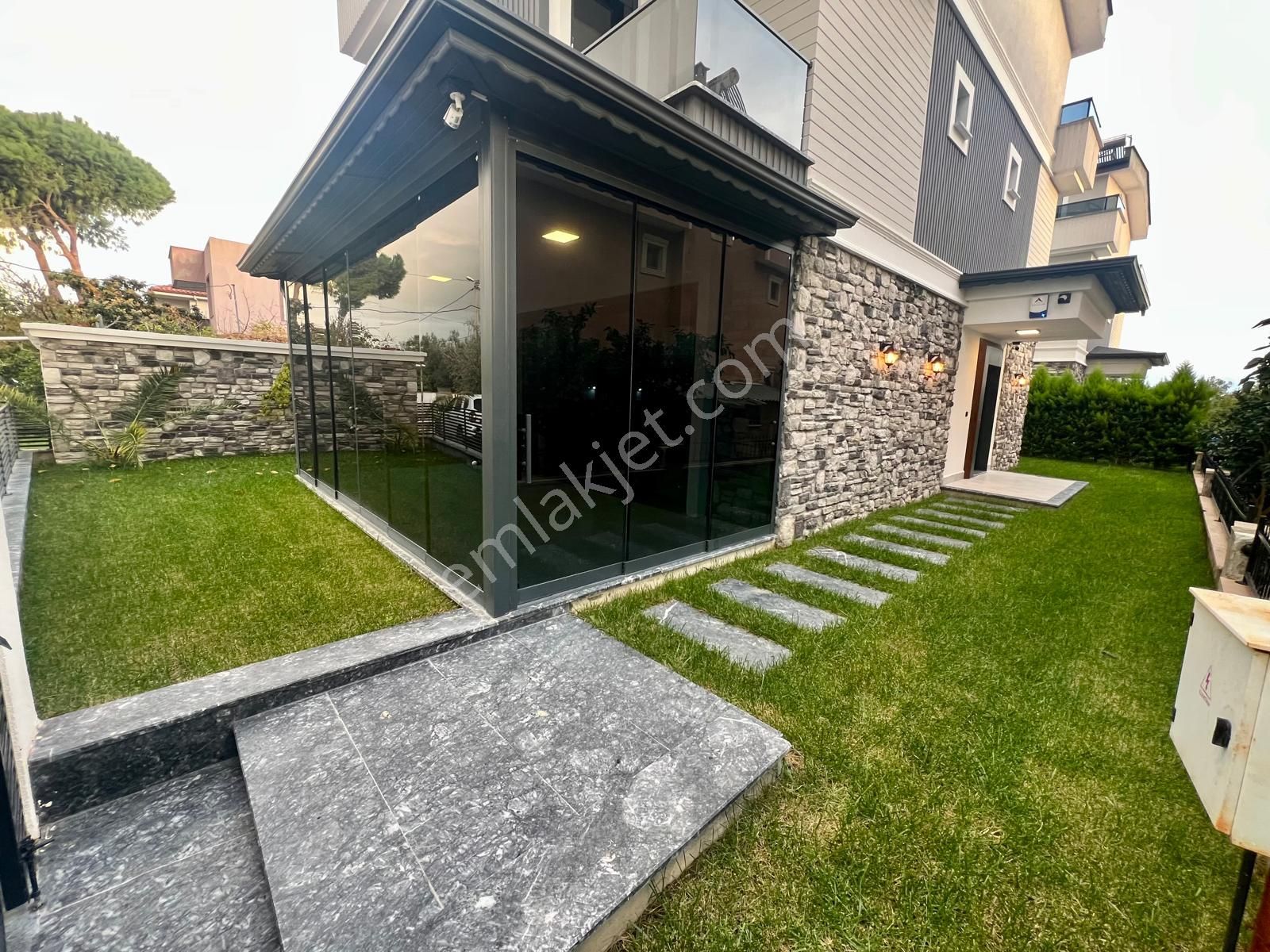 Akçay Aras Emlaktan Narlıda Denize 150 M. Lüks Müstakil Villa