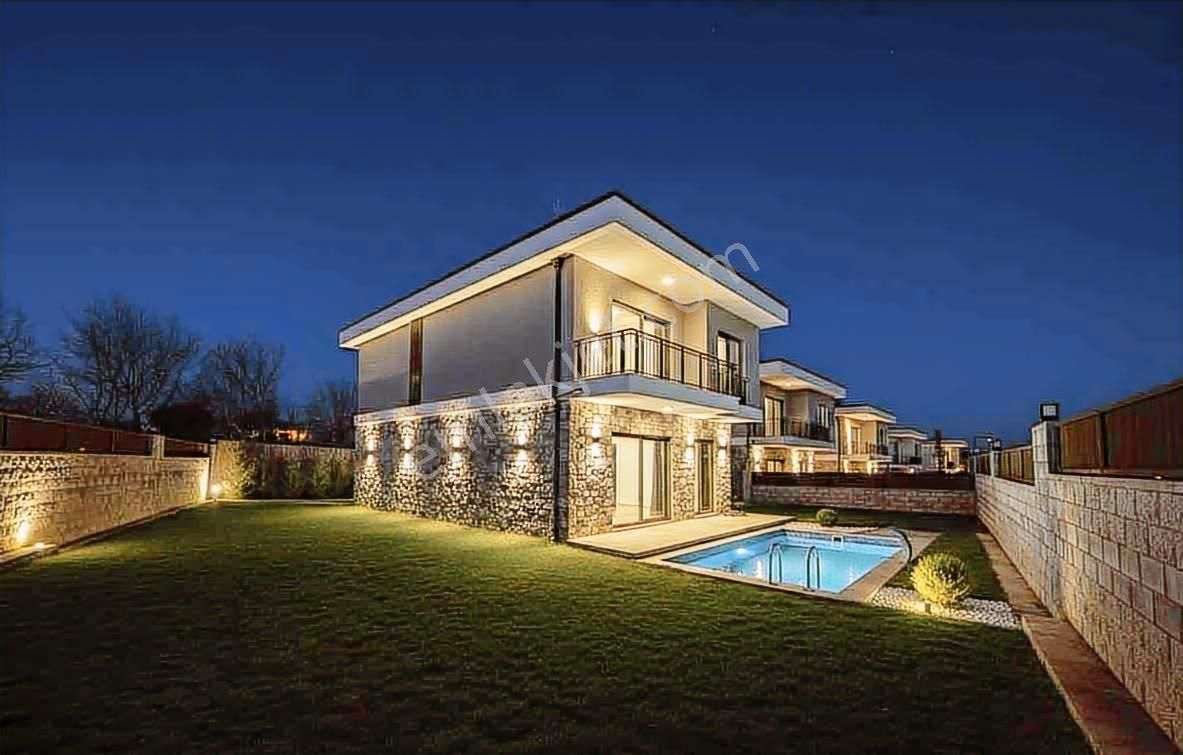 Yoldaş Emlaktan Nefes Serdivan'da Satılık 4+1 Villa