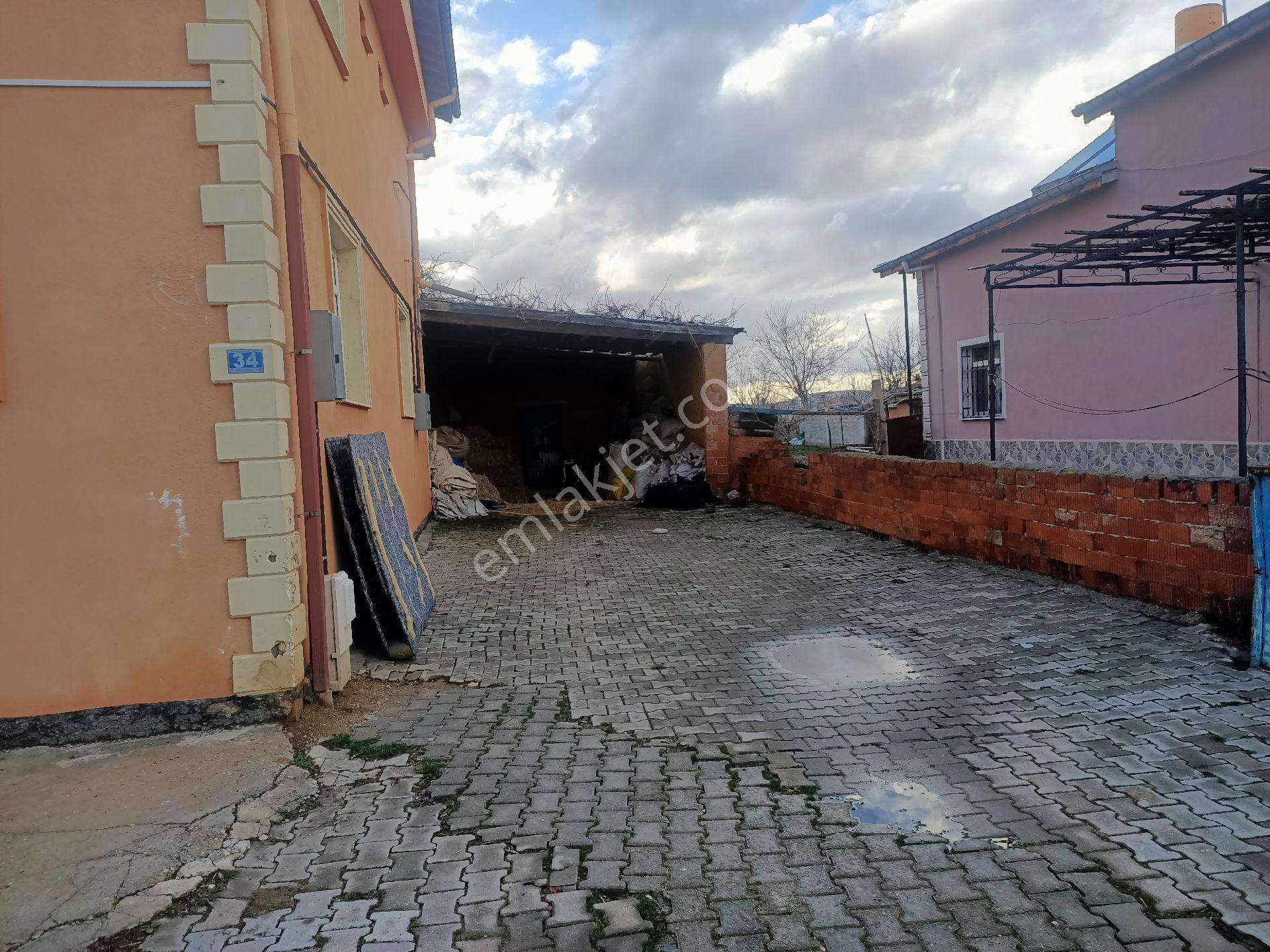 Satılık Üc Katlı Bina Ve 200 Büyük Baş Hayvan Barınağı Olan Yonca Tarlası Ve Derin Kuyusu Olan - Görsel 3