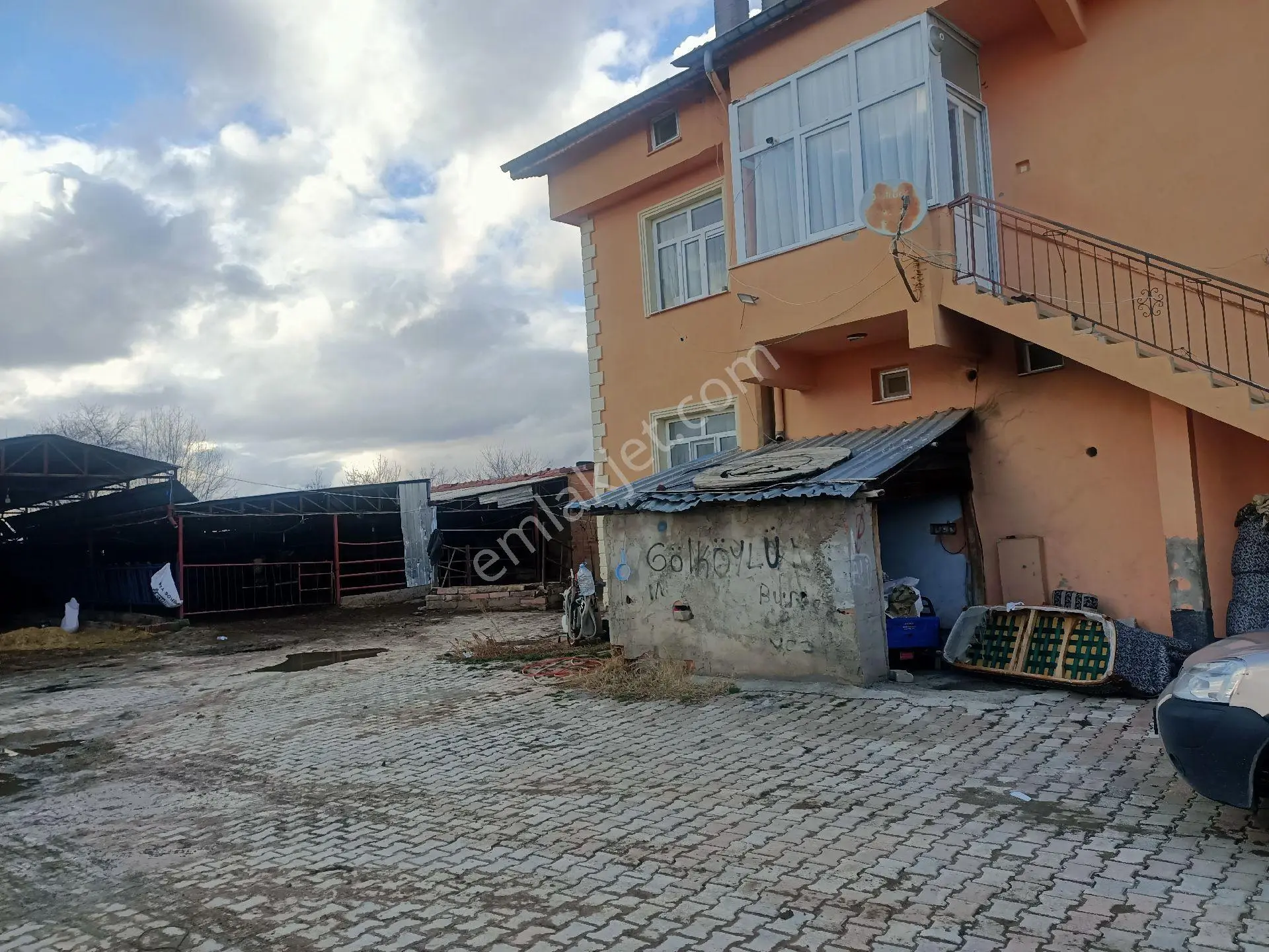 Satılık Üc Katlı Bina Ve 200 Büyük Baş Hayvan Barınağı Olan Yonca Tarlası Ve Derin Kuyusu Olan - Görsel 2