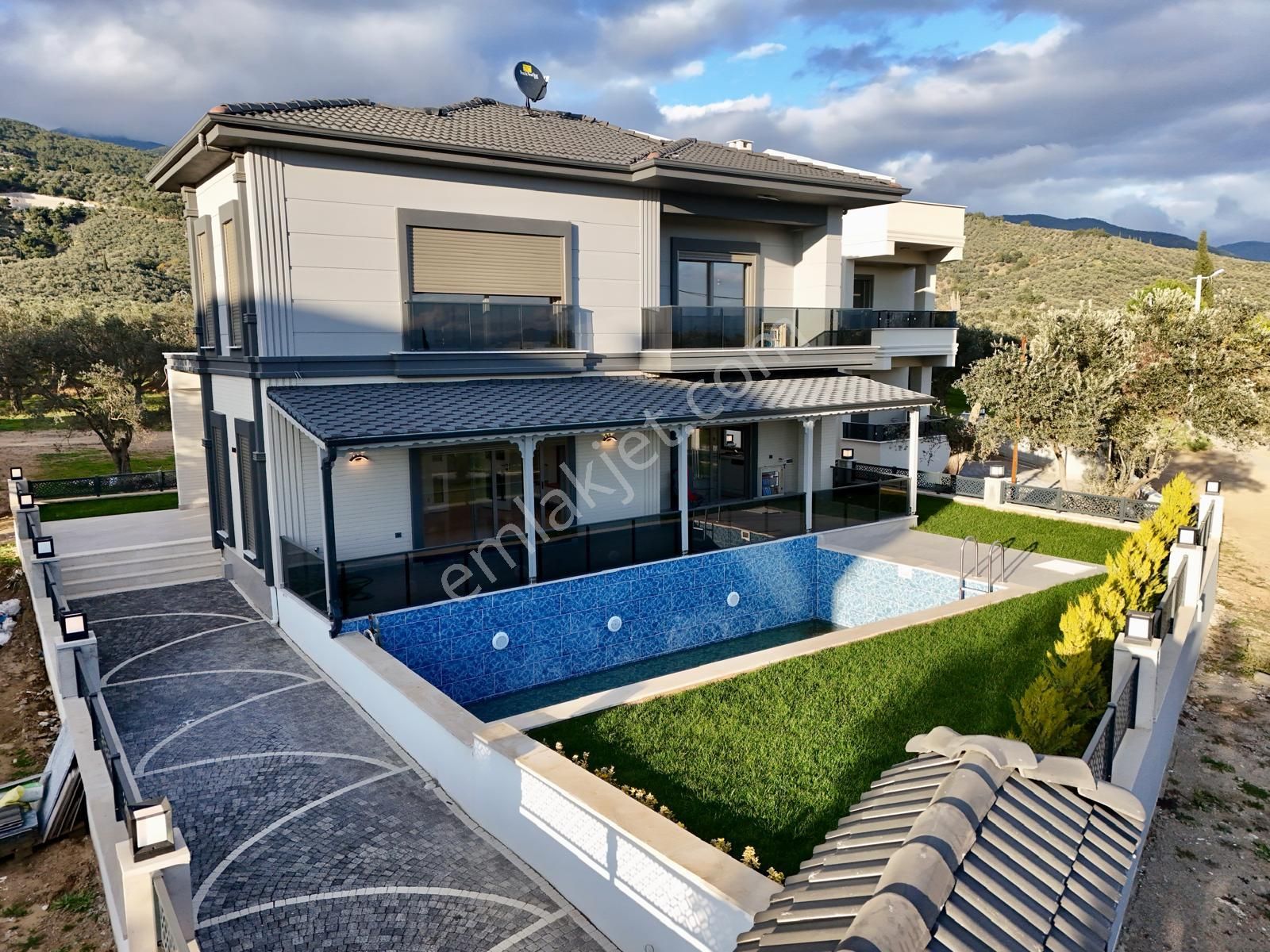 Akçay Aras Emlaktan Gürede Havuzlu Müstakil Lüks Villa