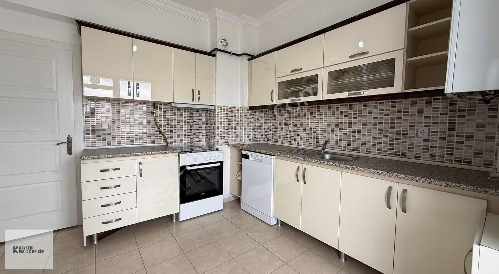 Mithatpaşa Mah.de 3+1 Satılık Geniş Ferah Daire - Görsel 3