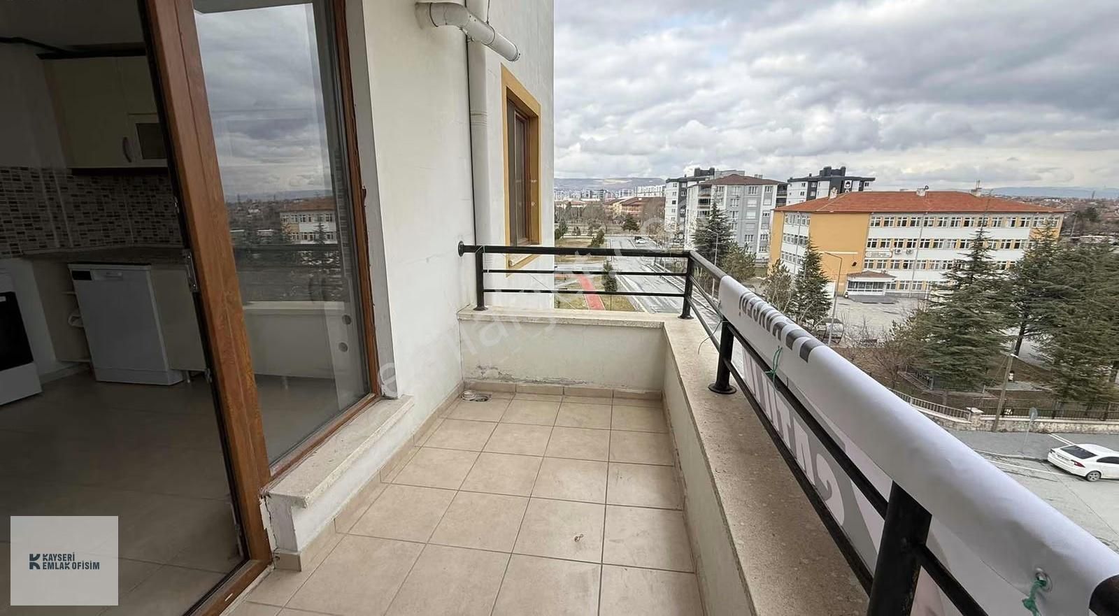 Mithatpaşa Mah.de 3+1 Satılık Geniş Ferah Daire - Görsel 15