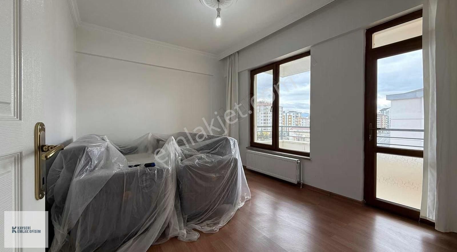 Mithatpaşa Mah.de 3+1 Satılık Geniş Ferah Daire - Görsel 12