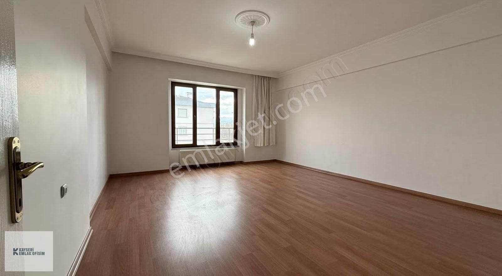 Mithatpaşa Mah.de 3+1 Satılık Geniş Ferah Daire - Görsel 2