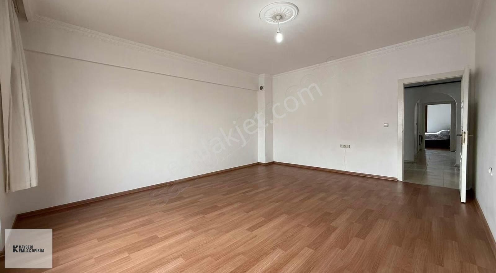 Mithatpaşa Mah.de 3+1 Satılık Geniş Ferah Daire - Görsel 23