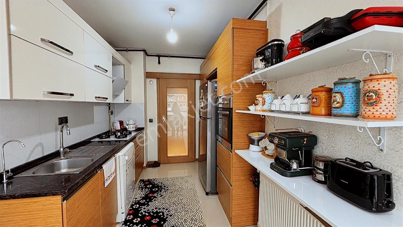İzmir Küçük Çiğli Mah. Cadde Üzerinde 3+1 Satılık Daire Cb Ph - Görsel 2