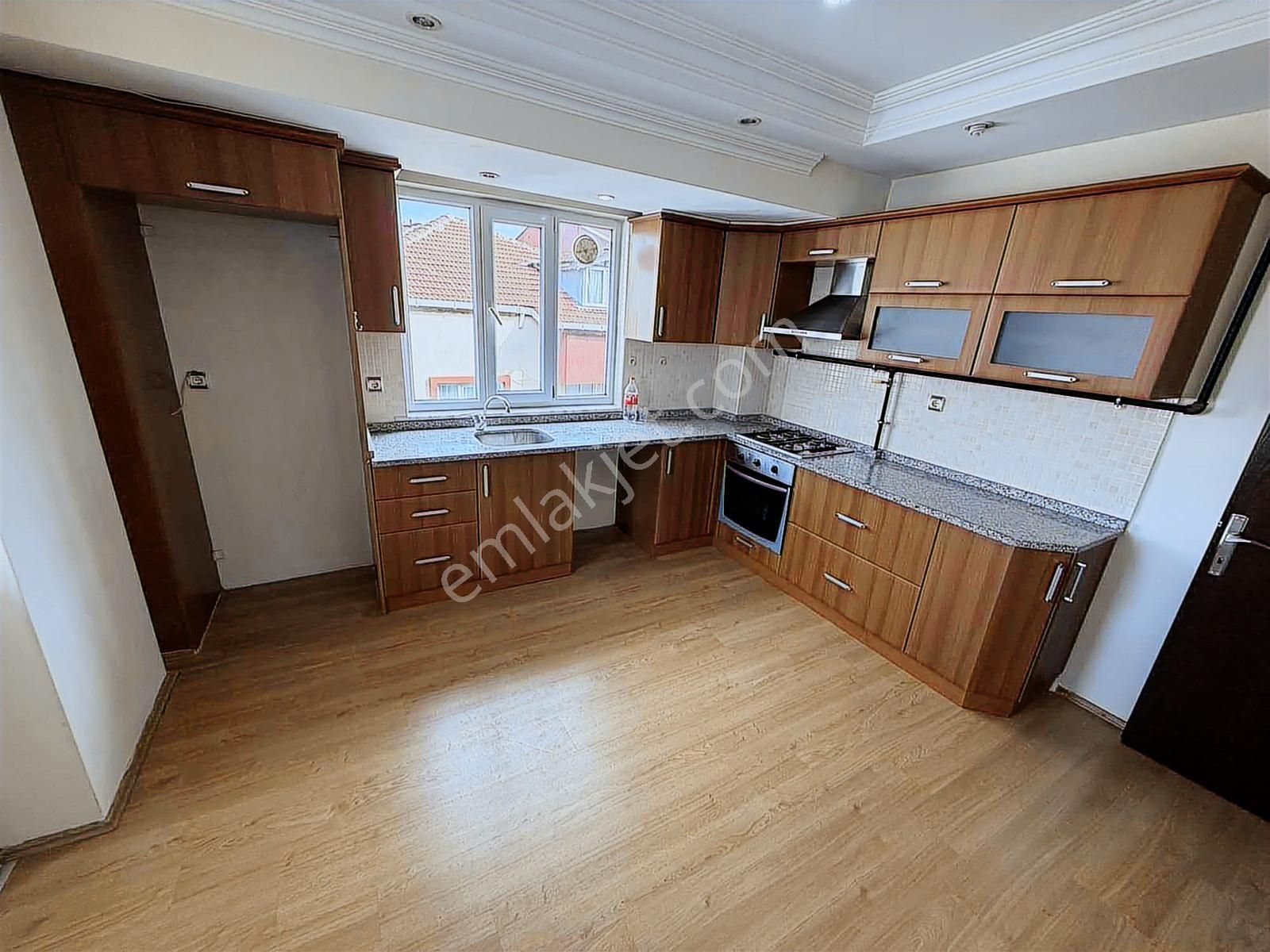 Zeytinköy Yüksektepe Market Yakını Ara Kat 3+1 180 M2 Kiralık !