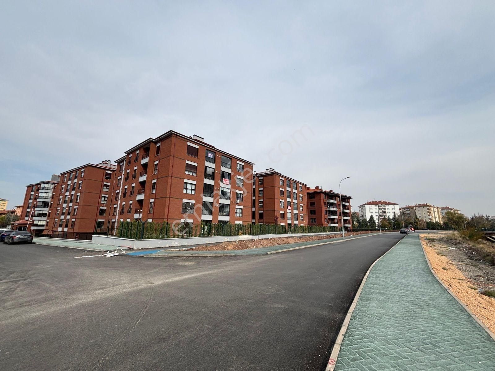 Bulvar Manzaralı Satılık Arakat 4+1 Daire