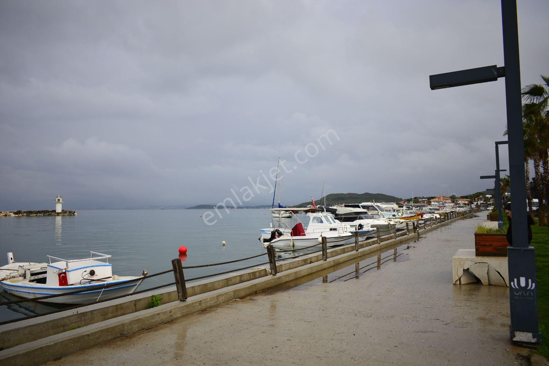 Urla Çeşmealtı'nda Denize Sıfır Binada Manzaralı Kiralık 1+1 Daire