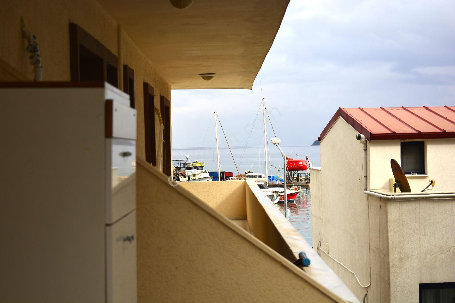 Urla Çeşmealtı'nda Denize Sıfır Binada Manzaralı Kiralık 1+1 Daire - Görsel 15