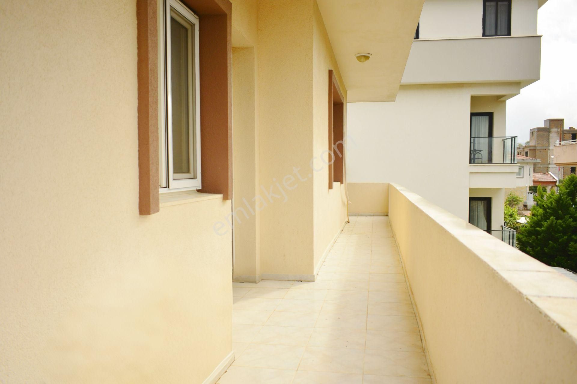 Urla Çeşmealtı'nda Denize Sıfır Binada Manzaralı Kiralık 1+1 Daire - Görsel 13